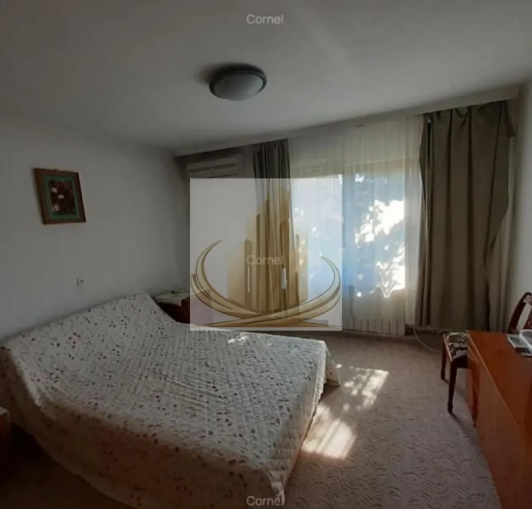 Apartament spațios – ideal locuință sau investiție - Vă prezentăm un apartament deosebit, generos compartimentat, situat într-o zonă liniștită, perfect pentru confortul zilnic sau pentru desfășurarea unei activități profesionale. Suprafață utilă: 168 mp Compartimentare: 6 dormitoare, 4 băi Living open space – luminos și primitor Terasă + balcon – ideale pentru relaxare An construcție: 1992 Dotări: Centrală proprie pe gaz Aer condiționat Toate utilitățile disponibile Versatilitate excelentă: Proprietatea este pretabilă atât pentru locuință, cât și pentru activități comerciale – ideală pentru clinică medicală, birouri, sediu firmă, after-school sau alte servicii. Situată într-o zonă liniștită, cu acces facil către puncte de interes. ID intern CP3029117 }}