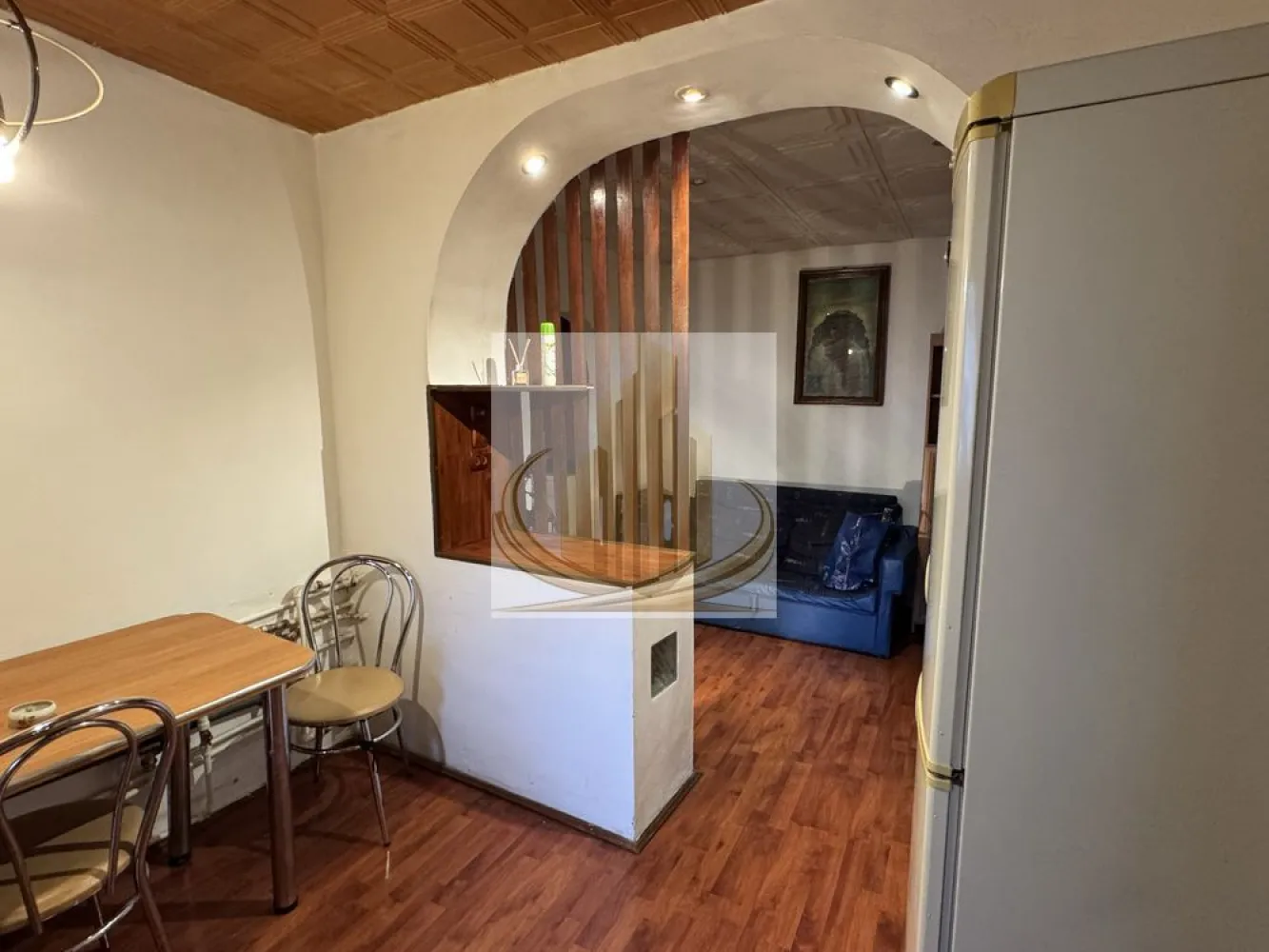 Apartament 2.5 Camere – Lipovei, Timișoara | Etaj 1 | Complet Mobilat - Se oferă spre vânzare apartament decomandat, confort 1, situat în zona Lipovei, una dintre cele mai căutate zone din Timișoara. 📐 Compartimentare eficientă: 2 dormitoare Living open-space generos + hol Baie Balcon 🏢 Etaj 1 din 4 – poziționare ideală 🔹 Dotări și beneficii: ✔️ Centrală proprie ✔️ Aer condiționat ✔️ Geamuri termopan ✔️ Ușă metalică ✔️ Mașină de spălat + frigider ✔️ Se vinde complet mobilat 🌿 Vedere către spațiu verde – zonă liniștită 📍 Locație excelentă: 2 minute de Bega Lipovei, Lidl, Pepco, sală fitness Aproape de bănci, transport în comun 3 minute de Școala Generală nr. 7 7 minute de Iulius Mall 💰 Preț: 112.000 € (ușor negociabil) 📲 Vizionare imediată
