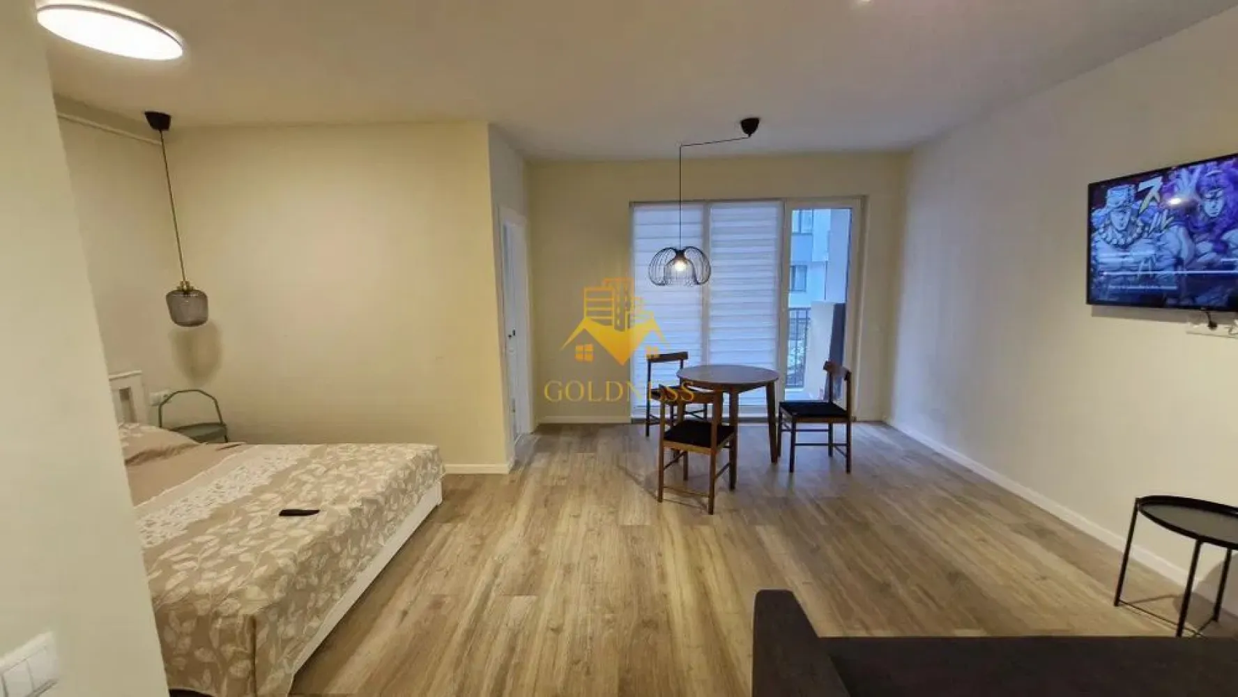 O camera Modern, Zona Abatorului, Profi, Oncos, Parc Poligon, Floresti - GOLDNESS Imobiliare vă propune spre închiriere un apartament cu o camera complet mobilat și utilat, la parter inalt într-un imobil de 4 etaje, în Floresti.
Posibilitate de parcare pe langa bloc!
Se află în apropierea stațiilor de transport în comun, magazine, restaurante, spații verzi, farmacii, etc. 

Apartamentul este compartimentat astfel:
 - camera cu pat matrimonial, dressing, noptiere, canapea, televizor 
 - bucatarie complet utilată și mobilată, loc de servit masa 
 - baie cu dus walk-in, calorifer port prosop și dulap pentru depozitare.
 - balcon de 5 mp

Imobilul este dotat cu toate cele necesare- centrală proprie, frigider, aragaz, hotă, mașină de spălat haine, etc. 

Dacă sunteți interesați de acest apartament și doriți să îl vizionați, dar și pentru alte oferte nu ezitați să ne contactați telefonic sau prin e-mail. Vă stăm la dispoziție!
Pentru intermediere se percepe un comision de 200 euro!
