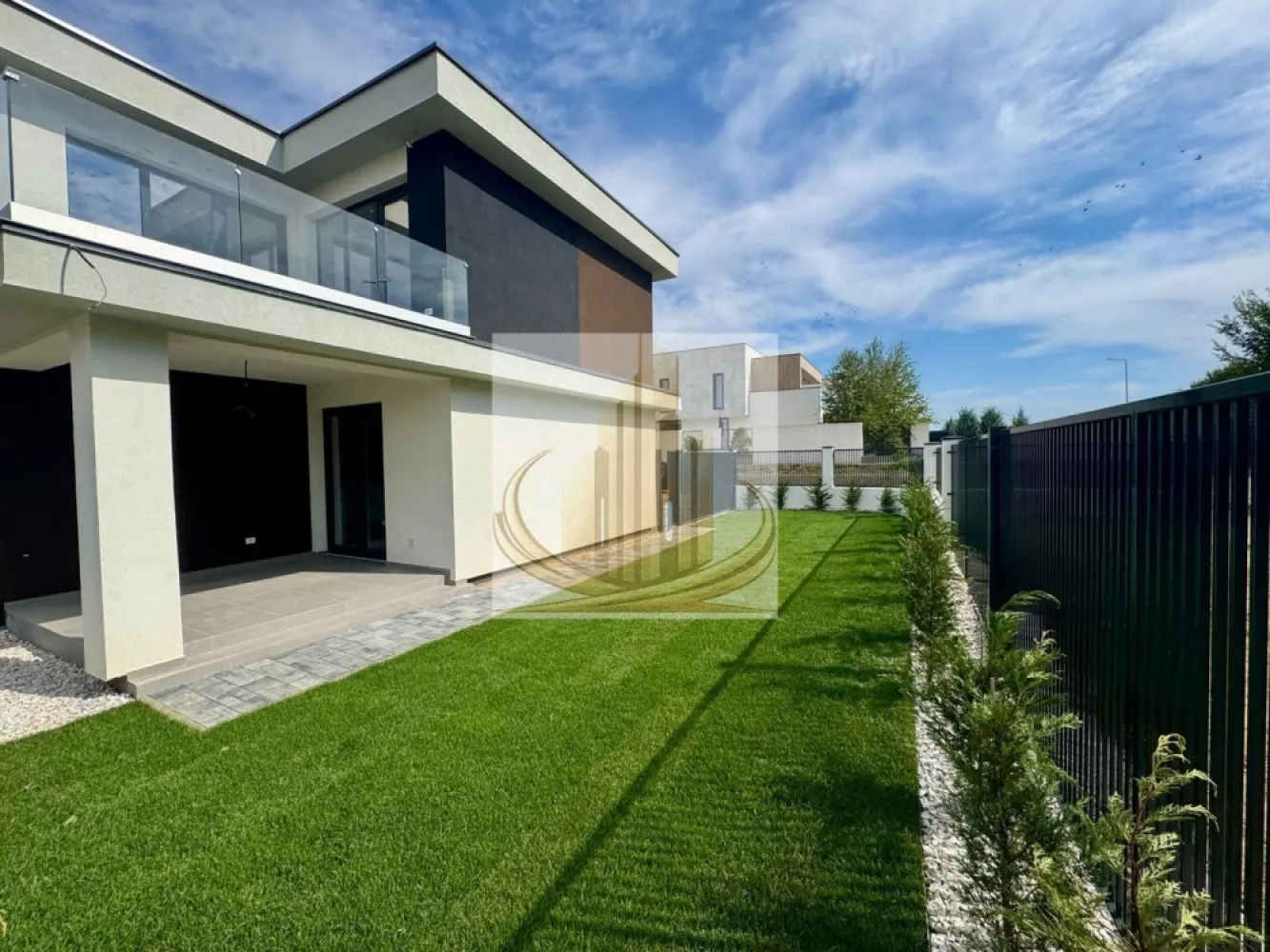 Duplex modern, 135 mp, grădină amenajată–Dumbrăvița, zonă linistita - Grand Mobilis Imobiliare vă propune spre vânzare o proprietate exclusivistă – 1/2 duplex situat în Dumbrăvița, ideal pentru o familie care își dorește confort, spațiu și un stil de viață modern. Imobilul dispune de o suprafață utilă de 135 mp și este amplasat pe un teren de 300 mp, beneficiind de o curte frumos amenajată, perfectă pentru relaxare. Proprietatea este pregătită pentru mutare imediată, fiind realizată cu materiale de calitate și atenție la detalii. Compartimentare: Parter: hol de acces cameră tehnică living generos cu bucătărie open-space și ieșire pe terasă dormitor cu dressing baie cu duș terasă Etaj: hol baie cu duș 2 dormitoare cu ieșire pe terasă dormitor matrimonial cu dressing propriu și baie cu cadă Dotări și finisaje: geamuri tripan Salamander (82 mm) termoizolație exterioară cu polistiren de 15 cm pregătită pentru panouri fotovoltaice pregătită pentru stație de încărcare auto electrică Exterior: grădină amenajată terase generoase Localizare: Proprietatea este situată într-o zonă liniștită din Dumbrăvița, având în imediata apropiere magazine, restaurante, terase și alte puncte de interes. În plus, în zonă regăsim școli, grădinițe, afterschool-uri, parcuri pentru copii și mijloace de transport în comun, oferind un stil de viață confortabil și bine conectat. Accesul către principalele artere și către oraș este rapid și facil. 💰 Preț: 344.850 € (TVA inclus) Această proprietate reprezintă alegerea ideală pentru o familie care își dorește o locuință modernă, spațioasă și bine poziționată. Pentru mai multe detalii și programarea unei vizionări, echipa Grand Mobilis Imobiliare vă stă la dispoziție. ID Intern: CP3029146