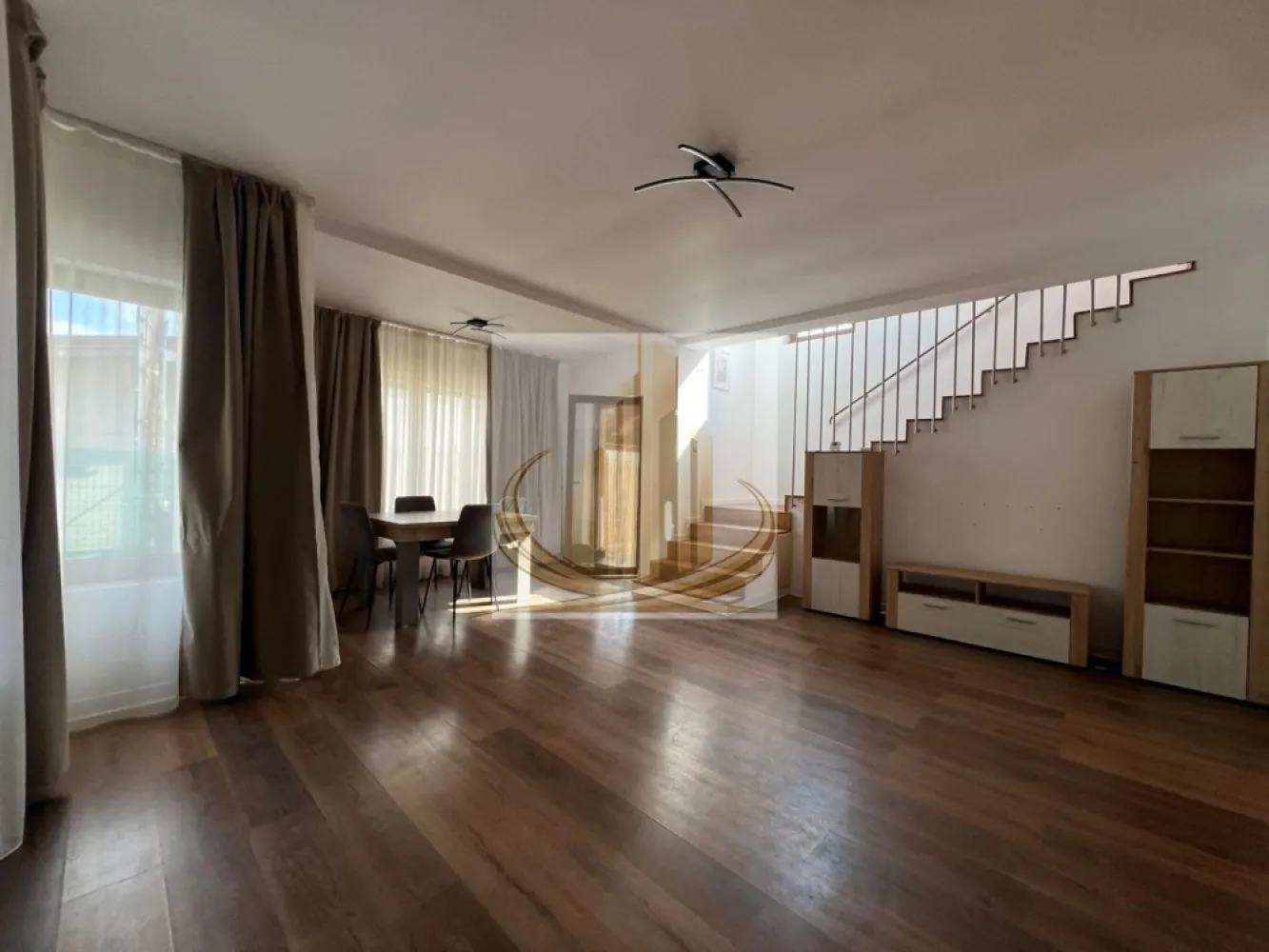 Casă individuală 3 camere, 100 mp – Dumbrăvița, aproape de lac - Grand Mobilis Imobiliare vă propune spre închiriere o casă individuală, construită în anul 2011, situată într-un complex rezidențial de case, într-o zonă liniștită din Dumbrăvița. Proprietatea are o suprafață utilă de 100 mp și beneficiază de o poziționare excelentă, în apropierea pădurii, oferind un cadru ideal pentru relaxare și plimbări în natură. În același timp, locația este foarte bine conectată, având în proximitate magazine, mijloace de transport în comun, restaurante, cafenele, farmacii și alte puncte de interes, cu acces facil către Timișoara. Compartimentare: Parter: hol de acces bucătărie închisă baie cu duș cameră tehnică living generos și luminos cu zonă de dining Etaj: 2 dormitoare spațioase și luminoase baie cu cadă Dotări și beneficii: centrală termică proprie încălzire prin calorifere acces auto în curte 2 locuri de parcare proprii 🐾 Pet-friendly – se acceptă animale de companie de talie mică. Această proprietate este ideală pentru un cuplu sau o familie care își dorește liniște, confort și acces rapid către oraș. Pentru mai multe detalii și programarea unei vizionări, echipa Grand Mobilis Imobiliare vă stă la dispoziție. ID Intern: CP3029137