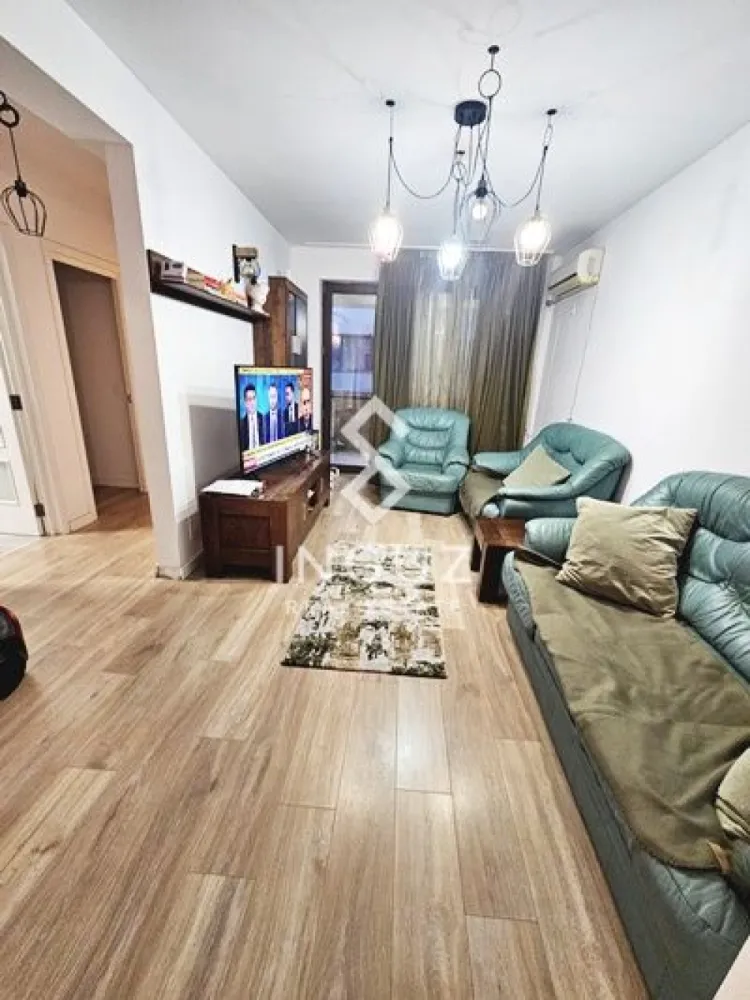 Apartment for Rent | 2 Rooms | Mihai Bravu Metro | New Building (2021) - Apartment for Rent | 2 Rooms | Mihai Bravu Metro | New Building (2021) Price: 600 € / month (negotiable) Commission: 50% Details: 2 rooms (semi-detached) 53 sqm + balcony 5.23 sqm High ground floor Building: 2021 (energy class A) Fully furnished & equipped Private central heating Air conditioning Smart TV Features: Closed kitchen (fully equipped) PVC windows, thermal insulation Intercom, elevator, video surveillance Modern finishes (parquet, tiles, painted walls) Description: Modern 2-room apartment located in a new building, offering comfort and efficient layout. Fully furnished and equipped, ready for immediate move-in. Location & Access: Only ~194 m from Mihai Bravu Metro Station Close to Lidl, shops, and daily amenities Schools and kindergartens nearby Easy access to main roads and city center Available: Immediately Contact: Inguz Real Estate +40 774 017 567