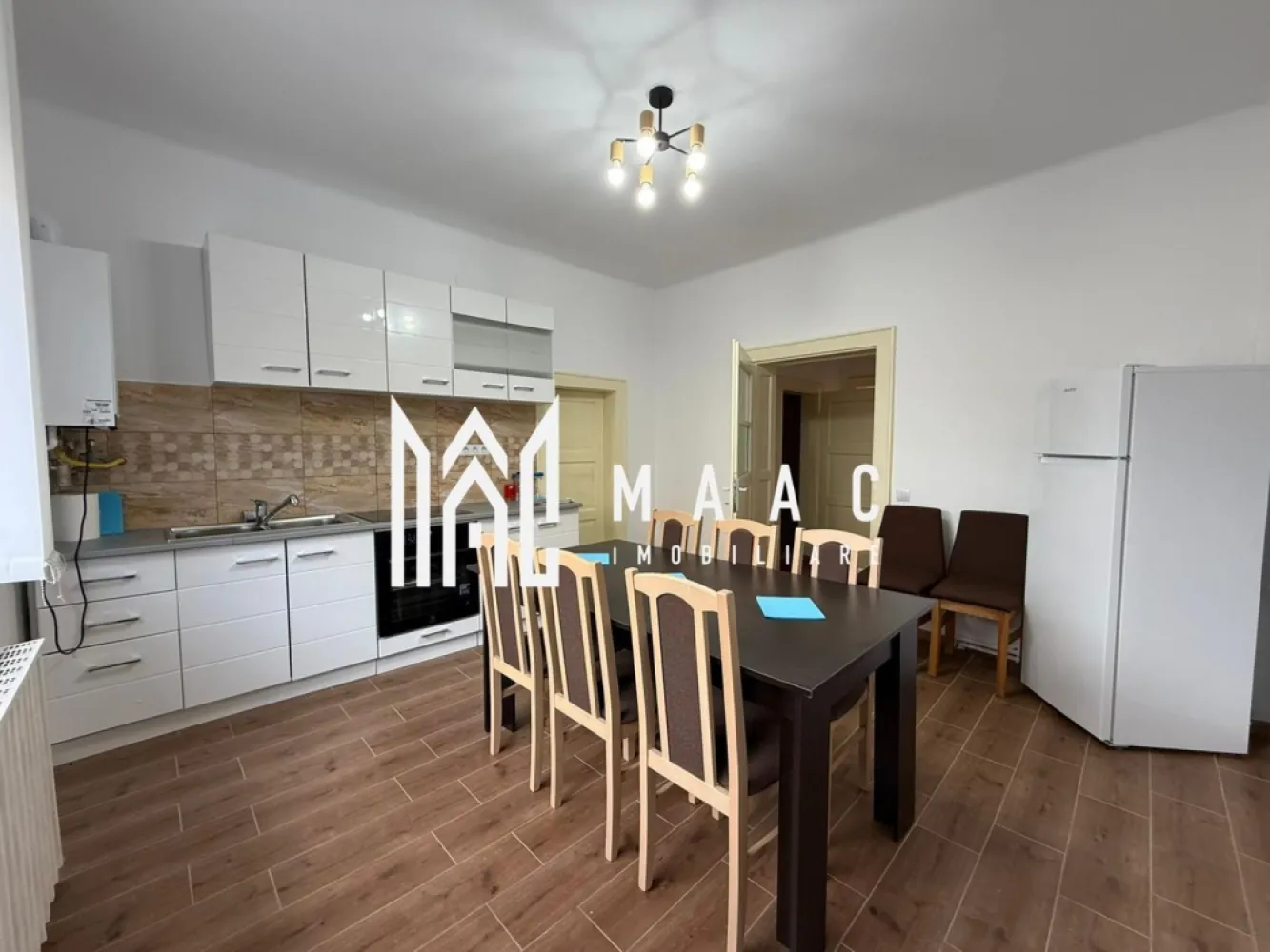 Spatiu birouri | Renovat | Garaj | Gradina | C. Dumbravii - MAAC IMOBILIARE aduce in atentia dumneavoastra, spre inchiriere, o casa individuala, renovata, construita pe un singur nivel, amplasata in zona Calea Dumbravii. Proprietatea este compusa din: Demisol: pivnita generoasa cu aerisire naturala, baie cu geam si hol. Parter inalt: 3 camere, bucatarie complet mobilata si utilata cu acces in podul amenajat si izolat (care este desfasurat pe toata suprafata casei) , baie cu geam de aerisire, hol si acces pe terasa cu priveliste in gradina proprie. Se pot parca 6 masini (1 in garaj, 3 in fata garajului si 2 in fata casei). De asemenea, in spatele garajului se regaseste o magazie pentru depozitare. Instalatiile sanitare, electrice si termice au fost schimbate. Casa are 2 cai de acces si compartimentarea este echilibrata. La cerere se poate mobila conform necesitatilor. Zona este superba, aflandu-se la cateva minute de mers pe jos de parcul Sub Arini, centre de invatamant, medicale, comerciale si de asemenea, este foarte aproape de centrul orasului. Se percepe garantie in cuantumul unei chirii lunare. Se inchiriaza pe minim 12 luni. Se preteaza ca si rezidenta sau spatiu de birouri. Pentru mai multe detalii precizati telefonic ca ati vazut anuntul cu ID: CP2803008 }}