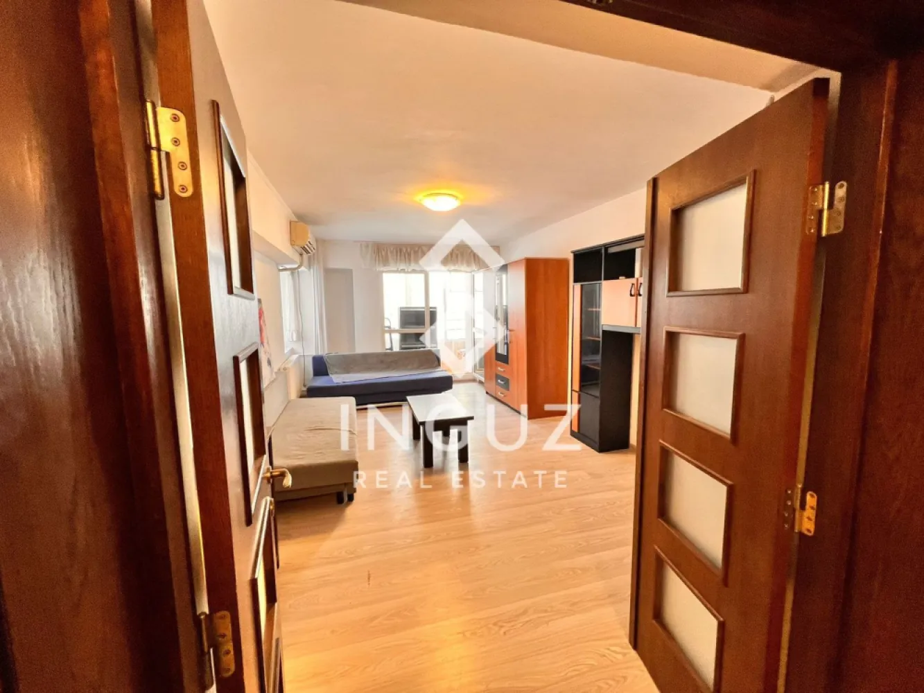 Apartament 2 camere de închiriat – Nerva Traian 15 | Sector 3 | Bucure - Apartament 2 camere de închiriat – Nerva Traian 15 | Sector 3 | București Apartament spațios și luminos, situat într-una dintre cele mai bine conectate zone din București – Nerva Traian. Ideal pentru locuire confortabilă, inclusiv pentru clienți străini. Detalii proprietate: • 2 camere • Suprafață: 67 mp • Etaj: 4 • Compartimentare: decomandat • Complet mobilat și utilat • Disponibil imediat Avantaje: • Living generos cu lumină naturală • Dormitor liniștit și confortabil • Bucătărie complet echipată • Baie modernă • Vedere pe spate – liniște și intimitate Dotări: • Aer condiționat • Încălzire centralizată • Balcon • Toate utilitățile incluse Localizare excelentă: • Aproape de Unirii Mall și Vitan Mall • Acces rapid către Tineretului • Metrou, autobuz și tramvai la câteva minute • Restaurante, cafenele și supermarketuri în zonă • Zonă sigură și potrivită pentru locuit Condiții: • Preț: 570 € / lună • Comision: 50% • Potrivit pentru expați }}