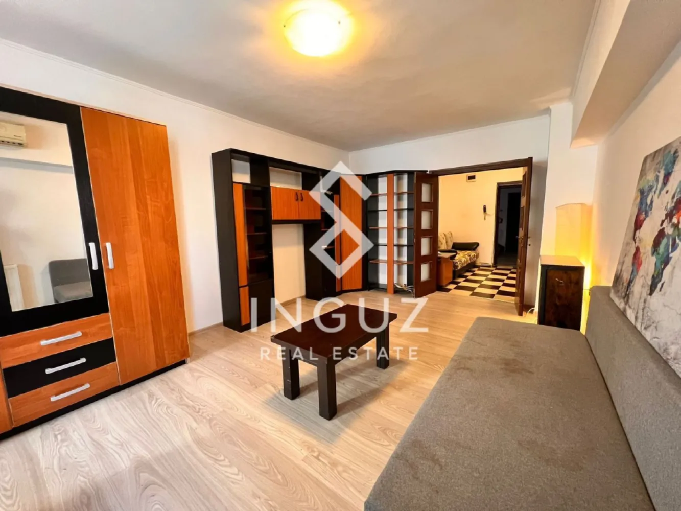 Apartament 2 camere de închiriat – Nerva Traian 15 | Sector 3 | Bucure - Apartament 2 camere de închiriat – Nerva Traian 15 | Sector 3 | București Apartament spațios și luminos, situat într-una dintre cele mai bine conectate zone din București – Nerva Traian. Ideal pentru locuire confortabilă, inclusiv pentru clienți străini. Detalii proprietate: • 2 camere • Suprafață: 67 mp • Etaj: 4 • Compartimentare: decomandat • Complet mobilat și utilat • Disponibil imediat Avantaje: • Living generos cu lumină naturală • Dormitor liniștit și confortabil • Bucătărie complet echipată • Baie modernă • Vedere pe spate – liniște și intimitate Dotări: • Aer condiționat • Încălzire centralizată • Balcon • Toate utilitățile incluse Localizare excelentă: • Aproape de Unirii Mall și Vitan Mall • Acces rapid către Tineretului • Metrou, autobuz și tramvai la câteva minute • Restaurante, cafenele și supermarketuri în zonă • Zonă sigură și potrivită pentru locuit Condiții: • Preț: 570 € / lună • Comision: 50% • Potrivit pentru expați }}