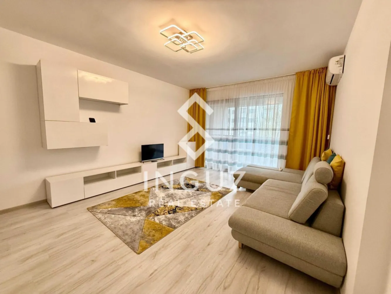 Apartament de închiriat | Theodor Pallady | 2 camere | Parcare | Prima - Apartament de închiriat | Theodor Pallady | 2 camere | Parcare | Prima închiriere Preț: 600 € / lună Comision: 50% Detalii: 2 camere (decomandat) 60.5 mp utili / 75 mp total Etaj: 1 Bloc: 2021 2 balcoane (~10 mp total) Cămară (4.5 mp) Complet mobilat și utilat Loc de parcare inclus Descriere: Apartament modern de 2 camere, disponibil la prima închiriere, situat în zona Theodor Pallady, în complexul Romco Rezidențial. Apartamentul oferă un spațiu generos și bine compartimentat, cu bucătărie închisă complet mobilată și utilată (plită gaz, cuptor electric, frigider, mașină de spălat vase). Dotat cu centrală proprie și încălzire în pardoseală, 2 aparate de aer condiționat, geamuri tripan, mașină de spălat și TV. Ideal pentru un stil de viață modern și confortabil. Costuri: Întreținere: Utilități: Zonă & acces: ~10 minute până la metrou Nicolae Teclu Aproape de Kaufland, Lidl, IKEA, Auchan, Jumbo Profi la intrarea în complex Acces facil la transport public Parc pentru copii în spatele blocului Disponibil: imediat Contact: Inguz Real Estate +40 774 017 567 / 0724922092