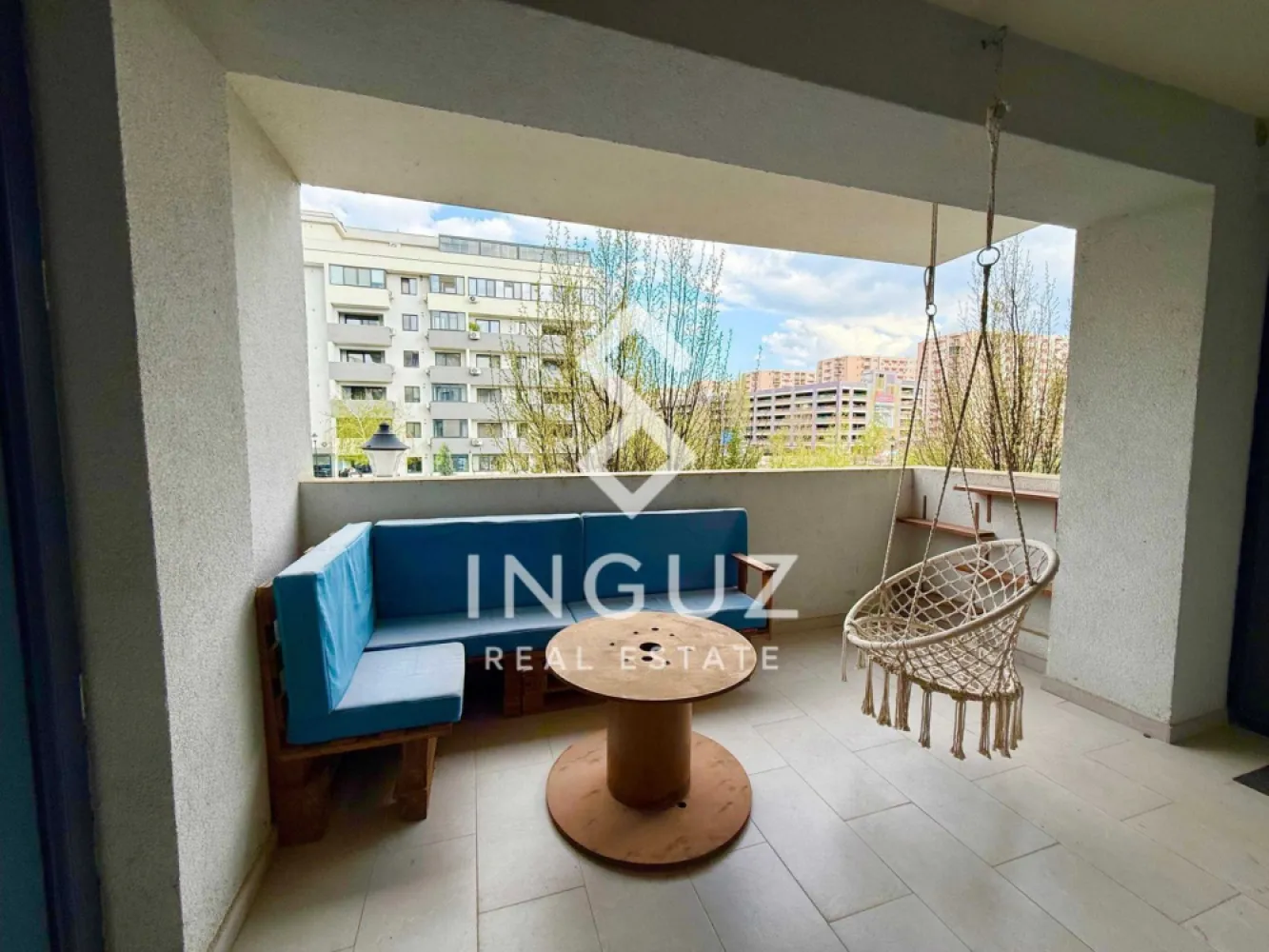 Apartament de închiriat | Theodor Pallady | 2 camere | Parcare | Prima - Apartament de închiriat | Theodor Pallady | 2 camere | Parcare | Prima închiriere Preț: 600 € / lună Comision: 50% Detalii: 2 camere (decomandat) 60.5 mp utili / 75 mp total Etaj: 1 Bloc: 2021 2 balcoane (~10 mp total) Cămară (4.5 mp) Complet mobilat și utilat Loc de parcare inclus Descriere: Apartament modern de 2 camere, disponibil la prima închiriere, situat în zona Theodor Pallady, în complexul Romco Rezidențial. Apartamentul oferă un spațiu generos și bine compartimentat, cu bucătărie închisă complet mobilată și utilată (plită gaz, cuptor electric, frigider, mașină de spălat vase). Dotat cu centrală proprie și încălzire în pardoseală, 2 aparate de aer condiționat, geamuri tripan, mașină de spălat și TV. Ideal pentru un stil de viață modern și confortabil. Costuri: Întreținere: Utilități: Zonă & acces: ~10 minute până la metrou Nicolae Teclu Aproape de Kaufland, Lidl, IKEA, Auchan, Jumbo Profi la intrarea în complex Acces facil la transport public Parc pentru copii în spatele blocului Disponibil: imediat Contact: Inguz Real Estate +40 774 017 567 / 0724922092 }}