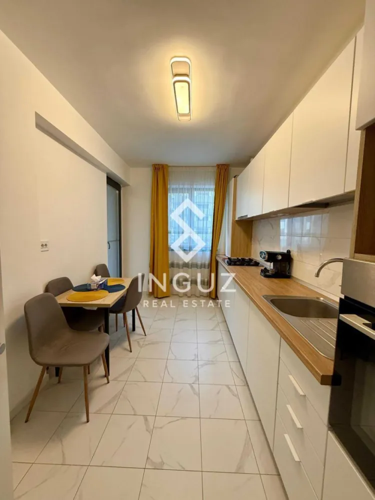 Apartament de închiriat | Theodor Pallady | 2 camere | Parcare | Prima - Apartament de închiriat | Theodor Pallady | 2 camere | Parcare | Prima închiriere Preț: 600 € / lună Comision: 50% Detalii: 2 camere (decomandat) 60.5 mp utili / 75 mp total Etaj: 1 Bloc: 2021 2 balcoane (~10 mp total) Cămară (4.5 mp) Complet mobilat și utilat Loc de parcare inclus Descriere: Apartament modern de 2 camere, disponibil la prima închiriere, situat în zona Theodor Pallady, în complexul Romco Rezidențial. Apartamentul oferă un spațiu generos și bine compartimentat, cu bucătărie închisă complet mobilată și utilată (plită gaz, cuptor electric, frigider, mașină de spălat vase). Dotat cu centrală proprie și încălzire în pardoseală, 2 aparate de aer condiționat, geamuri tripan, mașină de spălat și TV. Ideal pentru un stil de viață modern și confortabil. Costuri: Întreținere: Utilități: Zonă & acces: ~10 minute până la metrou Nicolae Teclu Aproape de Kaufland, Lidl, IKEA, Auchan, Jumbo Profi la intrarea în complex Acces facil la transport public Parc pentru copii în spatele blocului Disponibil: imediat Contact: Inguz Real Estate +40 774 017 567 / 0724922092 }}