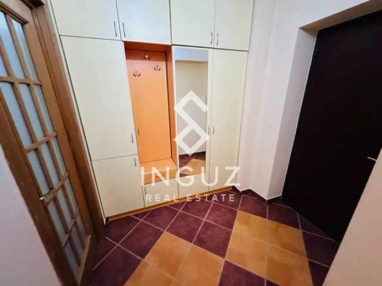 De închiriat – apartament 2 camere | Bulevardul Basarabia – București - Apartament de închiriat | Bulevardul Basarabia – Piața Muncii | 2 camere Preț: 450 € / lună Comision: 50% Detalii: Apartament cu 2 camere (semidecomandat) Compartimentare confortabilă Etaj 9 / 11 Bloc reabilitat termic Încălzire centralizată Gata de locuit Descriere: Apartament luminos și bine poziționat, situat în zona Bulevardul Basarabia, în apropiere de Piața Muncii. Locuința are o compartimentare practică și este potrivită pentru cuplu sau persoane singure care doresc acces rapid către zonele centrale ale Bucureștiului. Zonă & acces: Locație excelentă în Sector 3, cu acces rapid la transportul public. Stația de metrou Piața Muncii la aproximativ 8 minute de mers pe jos. Aproape de Parcul Alexandru Ioan Cuza (IOR) și Parcul Național. Magazine în apropiere: Carrefour Express, Mega Image, restaurante și servicii zilnice. Acces facil la metrou, tramvai și autobuz. Costuri: Chirie lunară: 450 € Utilitățile se plătesc separat Disponibil: imediat Pentru mai multe informații și poze contact: Inguz Real Estate 0774017567 / WhatsApp }}