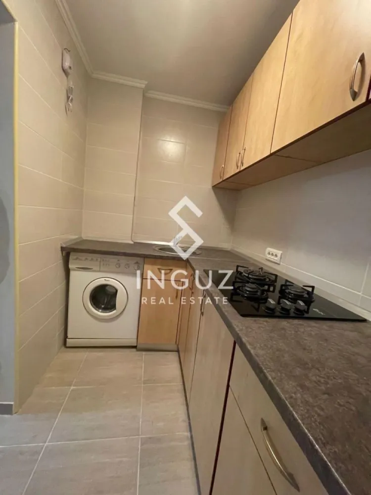 Garsonieră de închiriat | Strada Luntrei – Obor | Sector 2 - Garsonieră de închiriat | Strada Luntrei – Obor | Sector 2 Preț: 330 € / lună Detalii: Garsonieră 24 m² Etaj 5 / 10 Bloc reabilitat termic Mobilată modern și complet utilată Încălzire centralizată Costuri mici la întreținere Disponibil imediat Descriere: Garsonieră modernă, curată și bine întreținută, situată într-un bloc reabilitat și foarte bine administrat, cu acces controlat și supraveghere video. Spațiul este eficient compartimentat și complet mobilat, ideal pentru o persoană care caută confort și acces rapid la toate facilitățile urbane. Zonă & acces: Localizare excelentă în Sector 2, la doar 7 minute de mers pe jos de zona Obor. Acces foarte rapid la transport public: 2 minute până la stația STB Doamna Ghica tramvai 21, autobuze și troleibuze cu legături directe către centrul orașului acces rapid către Ștefan cel Mare, Mihai Bravu și Universitate Puncte de interes în apropiere: Piața Obor și Veranda Mall supermarketuri, farmacii, bănci și restaurante Facultatea de Construcții zone verzi și spații de relaxare în apropiere Avantaje: zonă foarte bine conectată acces rapid către centru bloc sigur, cu lifturi și supraveghere video costuri reduse la întreținere ideal pentru o persoană activă Condiții: Se închiriază preferabil unei singure persoane Fără animale de companie }}