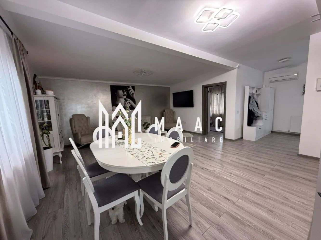 Apartament 4 camere | Terasa | Balcon | 136MP | Arhitectilor - MAAC Imobiliare va prezinta un apartament tip Penthouse cu 4 camere, situat într-un imobil de construcție nouă in zona Arhitectilor.

Suprafață și compartimentare:
Living spațios
Bucătărie separată, complet utilată
2 băi moderne, echipate cu dotări de calitate
Terasa acoperită, cu un grătar integrat și loc de luat masa
Două balcoane generoase

Dotări și finisaje:
Se vinde mobilat și complet utilat, exact ca în poze, oferind un aspect modern și funcțional.
Geamuri termopan pentru izolație termică și fonică de calitate superioară.
Încălzire proprie prin centrală termică.

Facilități ale imobilului:
Loc de parcare inclus în preț
Imobil nou, cu izolație termică modernă, reducând costurile de întreținere și asigurând o atmosferă plăcută indiferent de sezon.

Localizare și avantaje:
Zona Arhitecților este cunoscută pentru facilitățile excelente:
Magazine la câteva minute distanță pentru cumpărături rapide și eficiente.
Parcuri și spații verzi, ideale pentru recreere.
Stație de autobuz în apropiere, facilitând accesul către alte părți ale orașului.
Farmacii și alte servicii esențiale la distanță mică, oferind un plus de confort.

Pentru mai multe detalii precizati telefonic ca ati vazut anuntul cu ID: CP2108511
