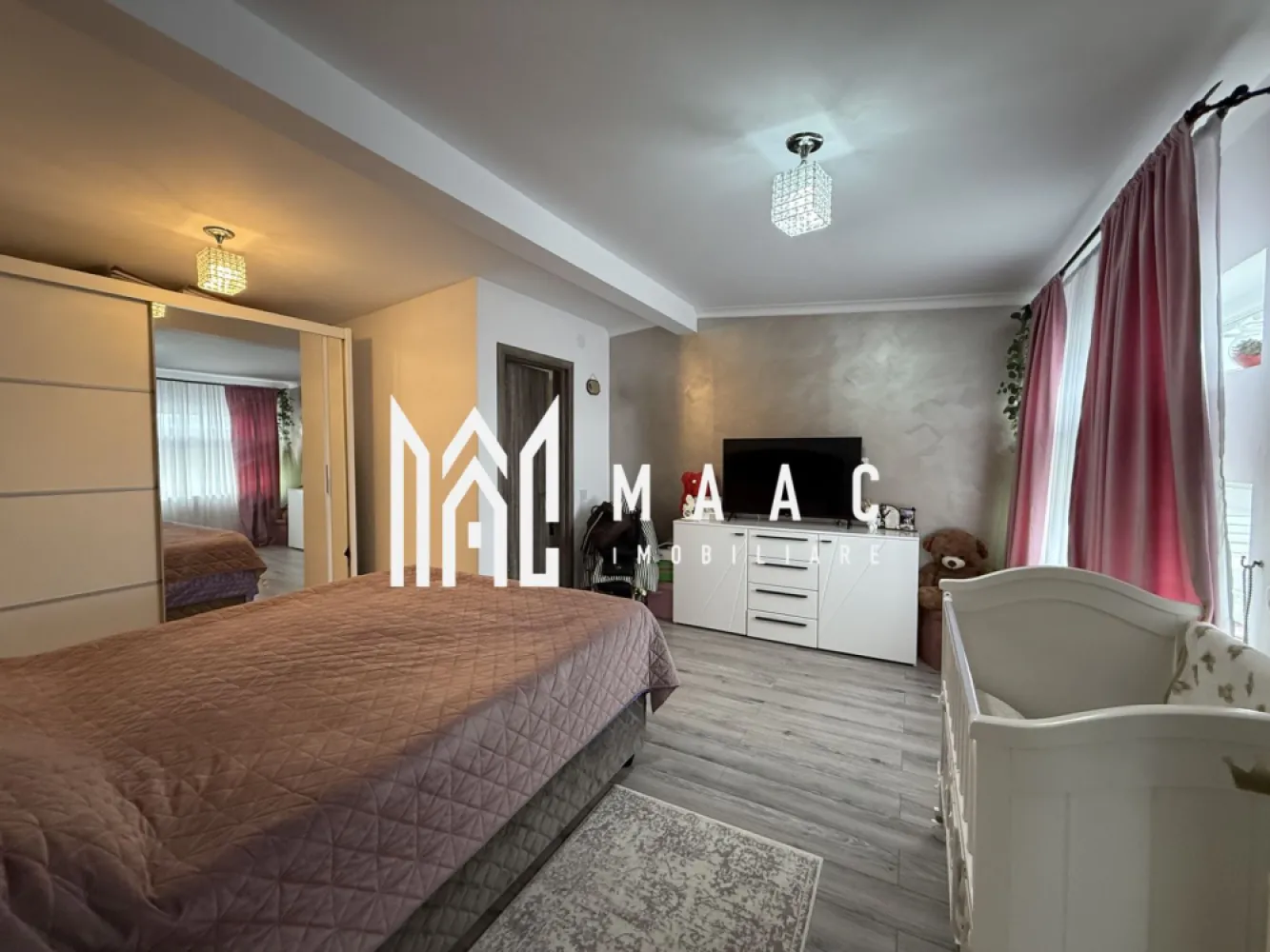 Apartament 4 camere | Terasa | Balcon | 136MP | Arhitectilor - MAAC Imobiliare va prezinta un apartament tip Penthouse cu 4 camere, situat într-un imobil de construcție nouă in zona Arhitectilor.

Suprafață și compartimentare:
Living spațios
Bucătărie separată, complet utilată
2 băi moderne, echipate cu dotări de calitate
Terasa acoperită, cu un grătar integrat și loc de luat masa
Două balcoane generoase

Dotări și finisaje:
Se vinde mobilat și complet utilat, exact ca în poze, oferind un aspect modern și funcțional.
Geamuri termopan pentru izolație termică și fonică de calitate superioară.
Încălzire proprie prin centrală termică.

Facilități ale imobilului:
Loc de parcare inclus în preț
Imobil nou, cu izolație termică modernă, reducând costurile de întreținere și asigurând o atmosferă plăcută indiferent de sezon.

Localizare și avantaje:
Zona Arhitecților este cunoscută pentru facilitățile excelente:
Magazine la câteva minute distanță pentru cumpărături rapide și eficiente.
Parcuri și spații verzi, ideale pentru recreere.
Stație de autobuz în apropiere, facilitând accesul către alte părți ale orașului.
Farmacii și alte servicii esențiale la distanță mică, oferind un plus de confort.

Pentru mai multe detalii precizati telefonic ca ati vazut anuntul cu ID: CP2108511