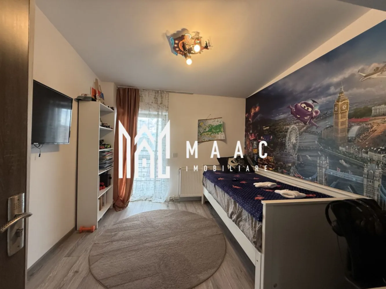 Apartament 4 camere | Terasa | Balcon | 136MP | Arhitectilor - MAAC Imobiliare va prezinta un apartament tip Penthouse cu 4 camere, situat într-un imobil de construcție nouă in zona Arhitectilor.

Suprafață și compartimentare:
Living spațios
Bucătărie separată, complet utilată
2 băi moderne, echipate cu dotări de calitate
Terasa acoperită, cu un grătar integrat și loc de luat masa
Două balcoane generoase

Dotări și finisaje:
Se vinde mobilat și complet utilat, exact ca în poze, oferind un aspect modern și funcțional.
Geamuri termopan pentru izolație termică și fonică de calitate superioară.
Încălzire proprie prin centrală termică.

Facilități ale imobilului:
Loc de parcare inclus în preț
Imobil nou, cu izolație termică modernă, reducând costurile de întreținere și asigurând o atmosferă plăcută indiferent de sezon.

Localizare și avantaje:
Zona Arhitecților este cunoscută pentru facilitățile excelente:
Magazine la câteva minute distanță pentru cumpărături rapide și eficiente.
Parcuri și spații verzi, ideale pentru recreere.
Stație de autobuz în apropiere, facilitând accesul către alte părți ale orașului.
Farmacii și alte servicii esențiale la distanță mică, oferind un plus de confort.

Pentru mai multe detalii precizati telefonic ca ati vazut anuntul cu ID: CP2108511