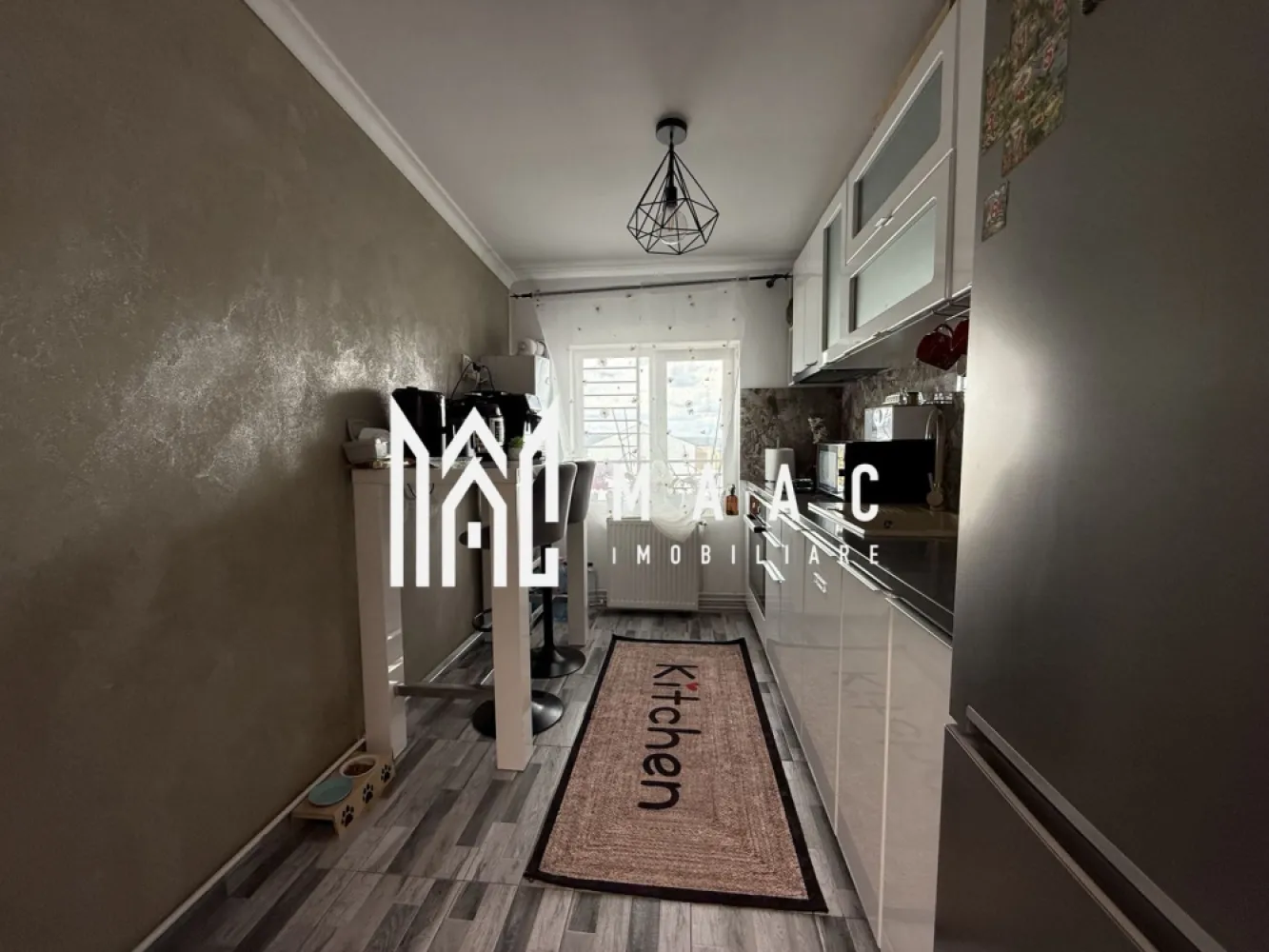 Apartament 4 camere | Terasa | Balcon | 136MP | Arhitectilor - MAAC Imobiliare va prezinta un apartament tip Penthouse cu 4 camere, situat într-un imobil de construcție nouă in zona Arhitectilor.

Suprafață și compartimentare:
Living spațios
Bucătărie separată, complet utilată
2 băi moderne, echipate cu dotări de calitate
Terasa acoperită, cu un grătar integrat și loc de luat masa
Două balcoane generoase

Dotări și finisaje:
Se vinde mobilat și complet utilat, exact ca în poze, oferind un aspect modern și funcțional.
Geamuri termopan pentru izolație termică și fonică de calitate superioară.
Încălzire proprie prin centrală termică.

Facilități ale imobilului:
Loc de parcare inclus în preț
Imobil nou, cu izolație termică modernă, reducând costurile de întreținere și asigurând o atmosferă plăcută indiferent de sezon.

Localizare și avantaje:
Zona Arhitecților este cunoscută pentru facilitățile excelente:
Magazine la câteva minute distanță pentru cumpărături rapide și eficiente.
Parcuri și spații verzi, ideale pentru recreere.
Stație de autobuz în apropiere, facilitând accesul către alte părți ale orașului.
Farmacii și alte servicii esențiale la distanță mică, oferind un plus de confort.

Pentru mai multe detalii precizati telefonic ca ati vazut anuntul cu ID: CP2108511