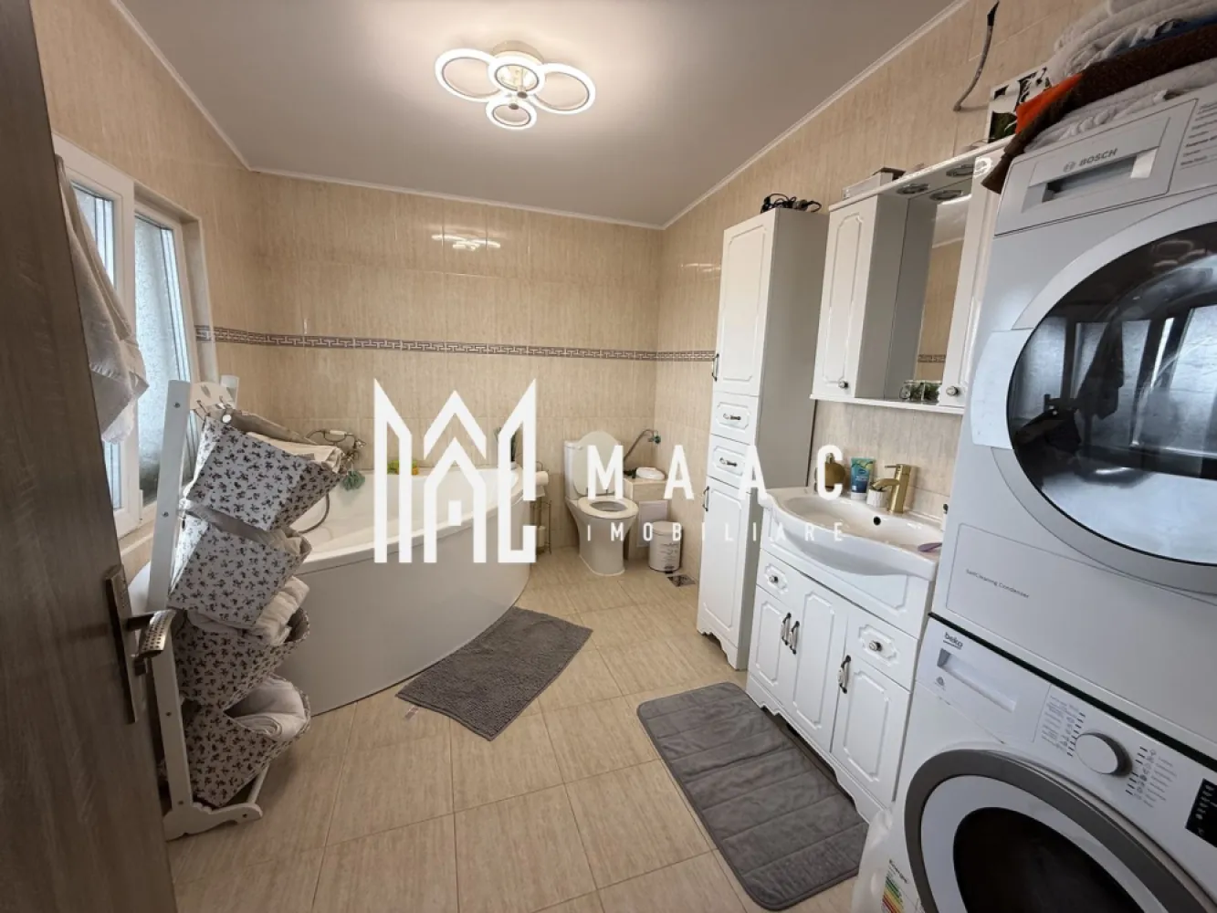 Apartament 4 camere | Terasa | Balcon | 136MP | Arhitectilor - MAAC Imobiliare va prezinta un apartament tip Penthouse cu 4 camere, situat într-un imobil de construcție nouă in zona Arhitectilor.

Suprafață și compartimentare:
Living spațios
Bucătărie separată, complet utilată
2 băi moderne, echipate cu dotări de calitate
Terasa acoperită, cu un grătar integrat și loc de luat masa
Două balcoane generoase

Dotări și finisaje:
Se vinde mobilat și complet utilat, exact ca în poze, oferind un aspect modern și funcțional.
Geamuri termopan pentru izolație termică și fonică de calitate superioară.
Încălzire proprie prin centrală termică.

Facilități ale imobilului:
Loc de parcare inclus în preț
Imobil nou, cu izolație termică modernă, reducând costurile de întreținere și asigurând o atmosferă plăcută indiferent de sezon.

Localizare și avantaje:
Zona Arhitecților este cunoscută pentru facilitățile excelente:
Magazine la câteva minute distanță pentru cumpărături rapide și eficiente.
Parcuri și spații verzi, ideale pentru recreere.
Stație de autobuz în apropiere, facilitând accesul către alte părți ale orașului.
Farmacii și alte servicii esențiale la distanță mică, oferind un plus de confort.

Pentru mai multe detalii precizati telefonic ca ati vazut anuntul cu ID: CP2108511