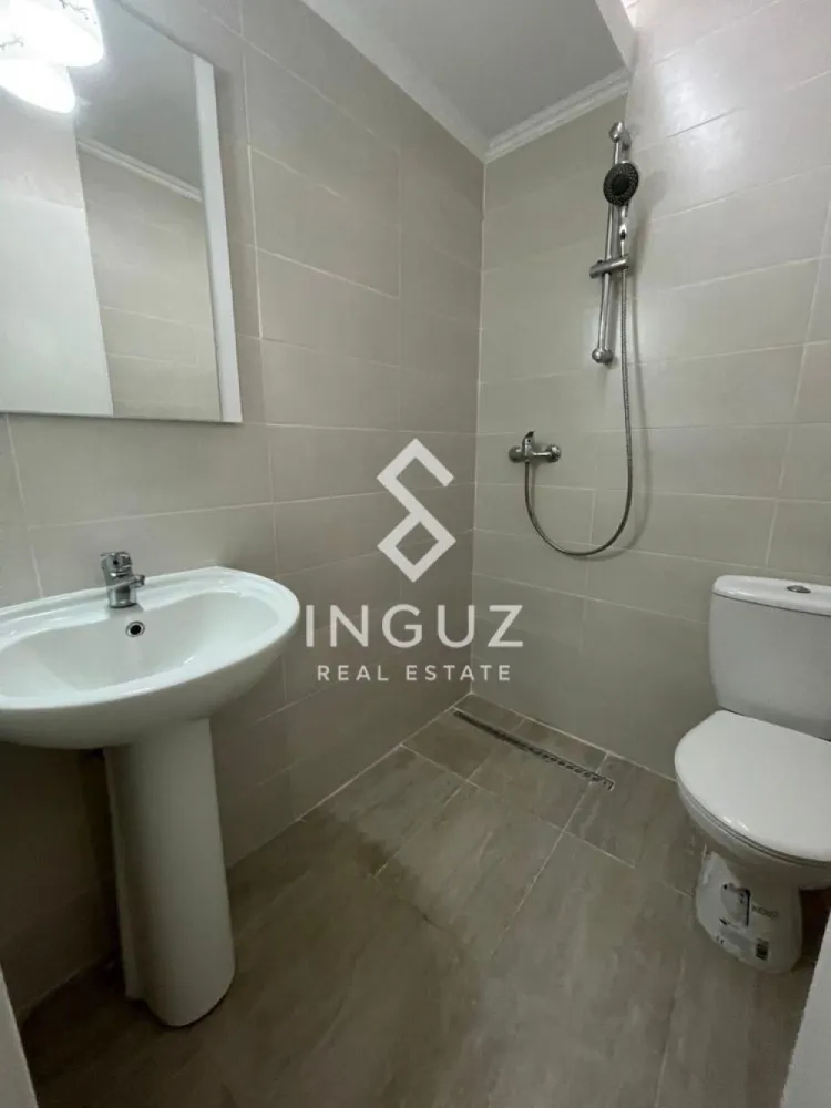 Garsonieră de închiriat | Strada Luntrei – Obor | Sector 2 - Garsonieră de închiriat | Strada Luntrei – Obor | Sector 2 Preț: 330 € / lună Detalii: Garsonieră 24 m² Etaj 5 / 10 Bloc reabilitat termic Mobilată modern și complet utilată Încălzire centralizată Costuri mici la întreținere Disponibil imediat Descriere: Garsonieră modernă, curată și bine întreținută, situată într-un bloc reabilitat și foarte bine administrat, cu acces controlat și supraveghere video. Spațiul este eficient compartimentat și complet mobilat, ideal pentru o persoană care caută confort și acces rapid la toate facilitățile urbane. Zonă & acces: Localizare excelentă în Sector 2, la doar 7 minute de mers pe jos de zona Obor. Acces foarte rapid la transport public: 2 minute până la stația STB Doamna Ghica tramvai 21, autobuze și troleibuze cu legături directe către centrul orașului acces rapid către Ștefan cel Mare, Mihai Bravu și Universitate Puncte de interes în apropiere: Piața Obor și Veranda Mall supermarketuri, farmacii, bănci și restaurante Facultatea de Construcții zone verzi și spații de relaxare în apropiere Avantaje: zonă foarte bine conectată acces rapid către centru bloc sigur, cu lifturi și supraveghere video costuri reduse la întreținere ideal pentru o persoană activă Condiții: Se închiriază preferabil unei singure persoane Fără animale de companie }}