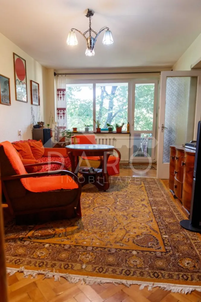 Apartament cu 3 camere in zona Cornisa, 7 Noiembrie , pe Romanu Vivo - 🏡 Apartament 3 camere de vânzare | 7 Noiembrie – 22 Decembrie 1989 | Garaj Se vinde apartament cu 3 camere, decomandat, situat în zona 7 Noiembrie – 22 Decembrie 1989 , Târgu Mureș – ideal atât pentru locuit, cât și pentru investiție. 🔑 Detalii apartament Suprafață: 72 mp Compartimentare: 3 camere, 1 baie, cămară, 2 debarale, terasă Decomandat, confort 1, bloc din cărămidă Etaj: 2 din 3 Disponibil imediat 📍 Aproape de UMFST, spitale, piață de zi ➡️ Ideal pentru studenți, cadre medicale sau familii 🚗 Garaj Situat în spatele blocului Construit din cărămidă Pod + acoperiș din tablă }}