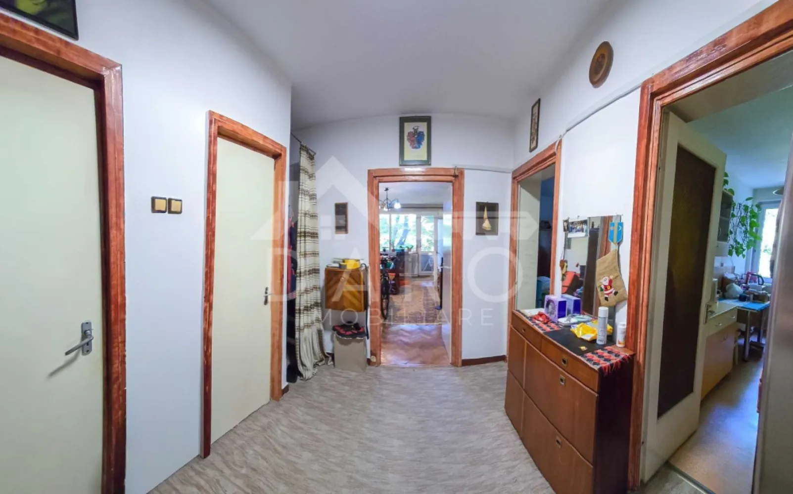 Apartament cu 3 camere in zona Cornisa, 7 Noiembrie , pe Romanu Vivo - 🏡 Apartament 3 camere de vânzare | 7 Noiembrie – 22 Decembrie 1989 | Garaj Se vinde apartament cu 3 camere, decomandat, situat în zona 7 Noiembrie – 22 Decembrie 1989 , Târgu Mureș – ideal atât pentru locuit, cât și pentru investiție. 🔑 Detalii apartament Suprafață: 72 mp Compartimentare: 3 camere, 1 baie, cămară, 2 debarale, terasă Decomandat, confort 1, bloc din cărămidă Etaj: 2 din 3 Disponibil imediat 📍 Aproape de UMFST, spitale, piață de zi ➡️ Ideal pentru studenți, cadre medicale sau familii 🚗 Garaj Situat în spatele blocului Construit din cărămidă Pod + acoperiș din tablă }}