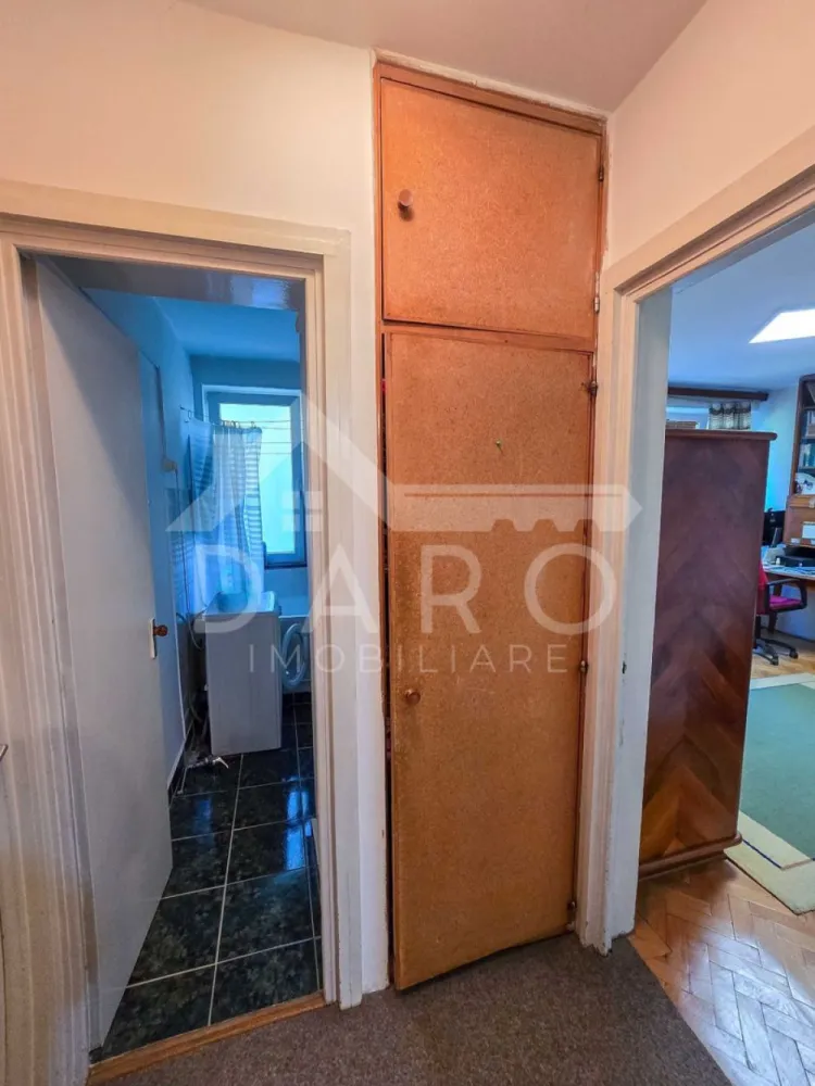 Apartament cu 3 camere in zona Cornisa, 7 Noiembrie , pe Romanu Vivo - 🏡 Apartament 3 camere de vânzare | 7 Noiembrie – 22 Decembrie 1989 | Garaj Se vinde apartament cu 3 camere, decomandat, situat în zona 7 Noiembrie – 22 Decembrie 1989 , Târgu Mureș – ideal atât pentru locuit, cât și pentru investiție. 🔑 Detalii apartament Suprafață: 72 mp Compartimentare: 3 camere, 1 baie, cămară, 2 debarale, terasă Decomandat, confort 1, bloc din cărămidă Etaj: 2 din 3 Disponibil imediat 📍 Aproape de UMFST, spitale, piață de zi ➡️ Ideal pentru studenți, cadre medicale sau familii 🚗 Garaj Situat în spatele blocului Construit din cărămidă Pod + acoperiș din tablă }}