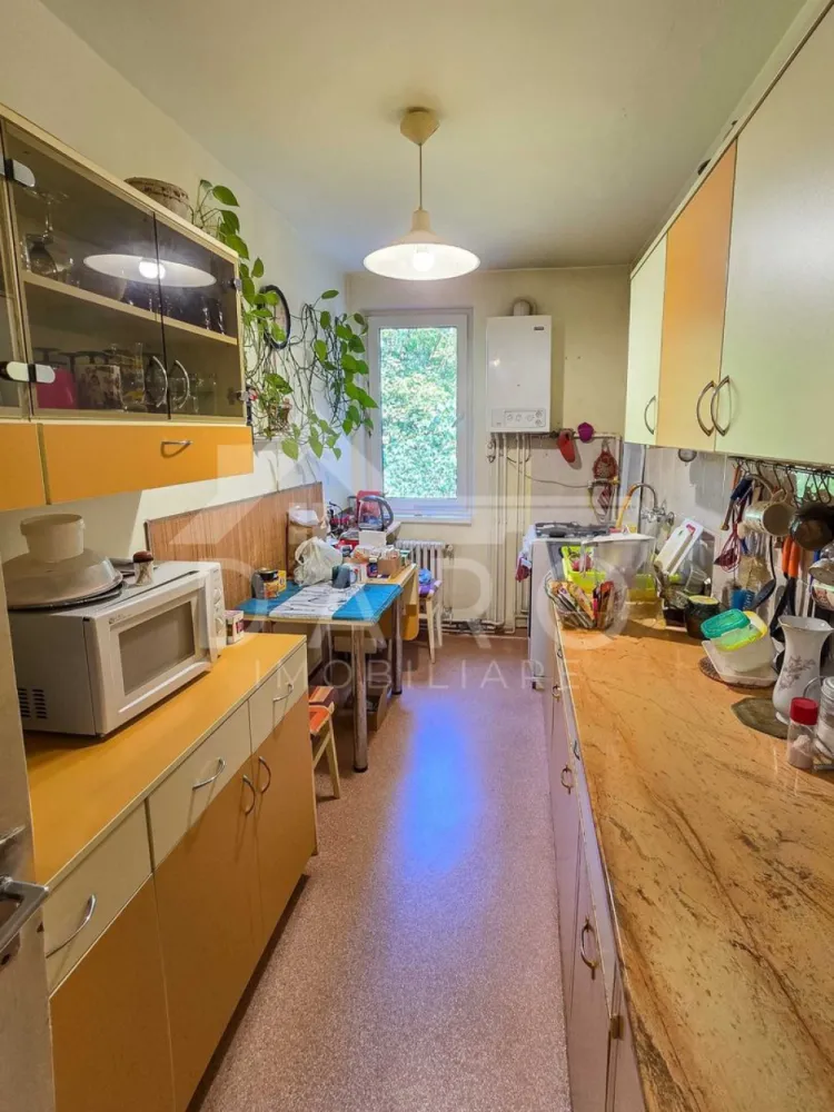 Apartament cu 3 camere in zona Cornisa, 7 Noiembrie , pe Romanu Vivo - 🏡 Apartament 3 camere de vânzare | 7 Noiembrie – 22 Decembrie 1989 | Garaj Se vinde apartament cu 3 camere, decomandat, situat în zona 7 Noiembrie – 22 Decembrie 1989 , Târgu Mureș – ideal atât pentru locuit, cât și pentru investiție. 🔑 Detalii apartament Suprafață: 72 mp Compartimentare: 3 camere, 1 baie, cămară, 2 debarale, terasă Decomandat, confort 1, bloc din cărămidă Etaj: 2 din 3 Disponibil imediat 📍 Aproape de UMFST, spitale, piață de zi ➡️ Ideal pentru studenți, cadre medicale sau familii 🚗 Garaj Situat în spatele blocului Construit din cărămidă Pod + acoperiș din tablă }}