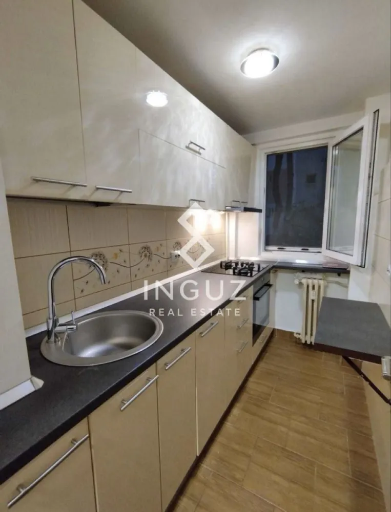 Apartament de închiriat | 2 camere | Teiul Doamnei – Parcul Tei | Sect - Apartament de închiriat | 2 camere | Teiul Doamnei – Parcul Tei | Sector 2 Preț: 490 € / lună Detalii: Apartament 2 camere (decomandat) Suprafață: 39 mp Etaj: parter Complet mobilat și utilat Încălzire prin termoficare Gata de mutare Descriere: Apartament confortabil și bine compartimentat, situat pe strada Teiul Doamnei, chiar vis-a-vis de Parcul Tei. Locuința este complet echipată și oferă un spațiu practic, ideal pentru cuplu, student sau o persoană care își dorește acces rapid către toate zonele orașului. Zonă & acces: Localizare excelentă în zona Tei – Sector 2, cu acces rapid la transport: Stație STB la 1 minut de mers pe jos Stație de tramvai în apropiere 10 minute până la Piața Obor și Veranda Mall 15 minute până la Pipera Acces rapid către Autostrada A3 Puncte de interes: Parcul Tei și Lacul Tei Mega Image la 3 minute Universitatea Tehnică de Construcții și alte instituții de învățământ Sală fitness Stay Fit Restaurante, cafenele și servicii (5ToGo, saloane, etc.) Avantaje: Locație liniștită, chiar lângă parc Apartament complet mobilat și utilat Compartimentare practică Acces rapid către mijloace de transport Ideal pentru mutare imediată }}