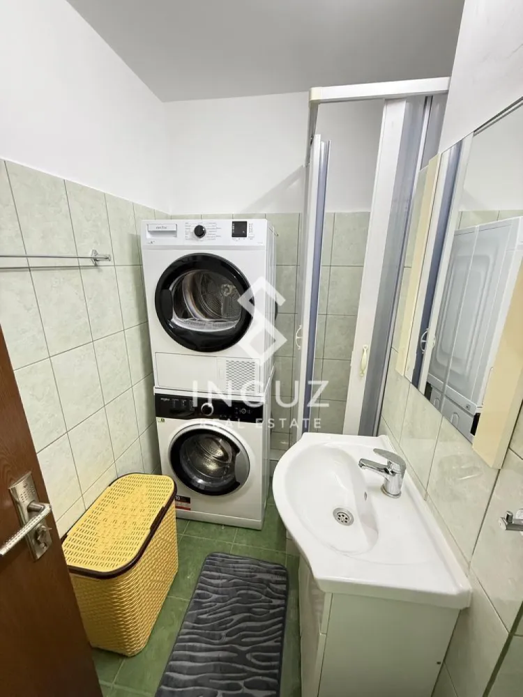 Apartament de închiriat | 2 camere | Teiul Doamnei – Parcul Tei | Sect - Apartament de închiriat | 2 camere | Teiul Doamnei – Parcul Tei | Sector 2 Preț: 490 € / lună Detalii: Apartament 2 camere (decomandat) Suprafață: 39 mp Etaj: parter Complet mobilat și utilat Încălzire prin termoficare Gata de mutare Descriere: Apartament confortabil și bine compartimentat, situat pe strada Teiul Doamnei, chiar vis-a-vis de Parcul Tei. Locuința este complet echipată și oferă un spațiu practic, ideal pentru cuplu, student sau o persoană care își dorește acces rapid către toate zonele orașului. Zonă & acces: Localizare excelentă în zona Tei – Sector 2, cu acces rapid la transport: Stație STB la 1 minut de mers pe jos Stație de tramvai în apropiere 10 minute până la Piața Obor și Veranda Mall 15 minute până la Pipera Acces rapid către Autostrada A3 Puncte de interes: Parcul Tei și Lacul Tei Mega Image la 3 minute Universitatea Tehnică de Construcții și alte instituții de învățământ Sală fitness Stay Fit Restaurante, cafenele și servicii (5ToGo, saloane, etc.) Avantaje: Locație liniștită, chiar lângă parc Apartament complet mobilat și utilat Compartimentare practică Acces rapid către mijloace de transport Ideal pentru mutare imediată }}