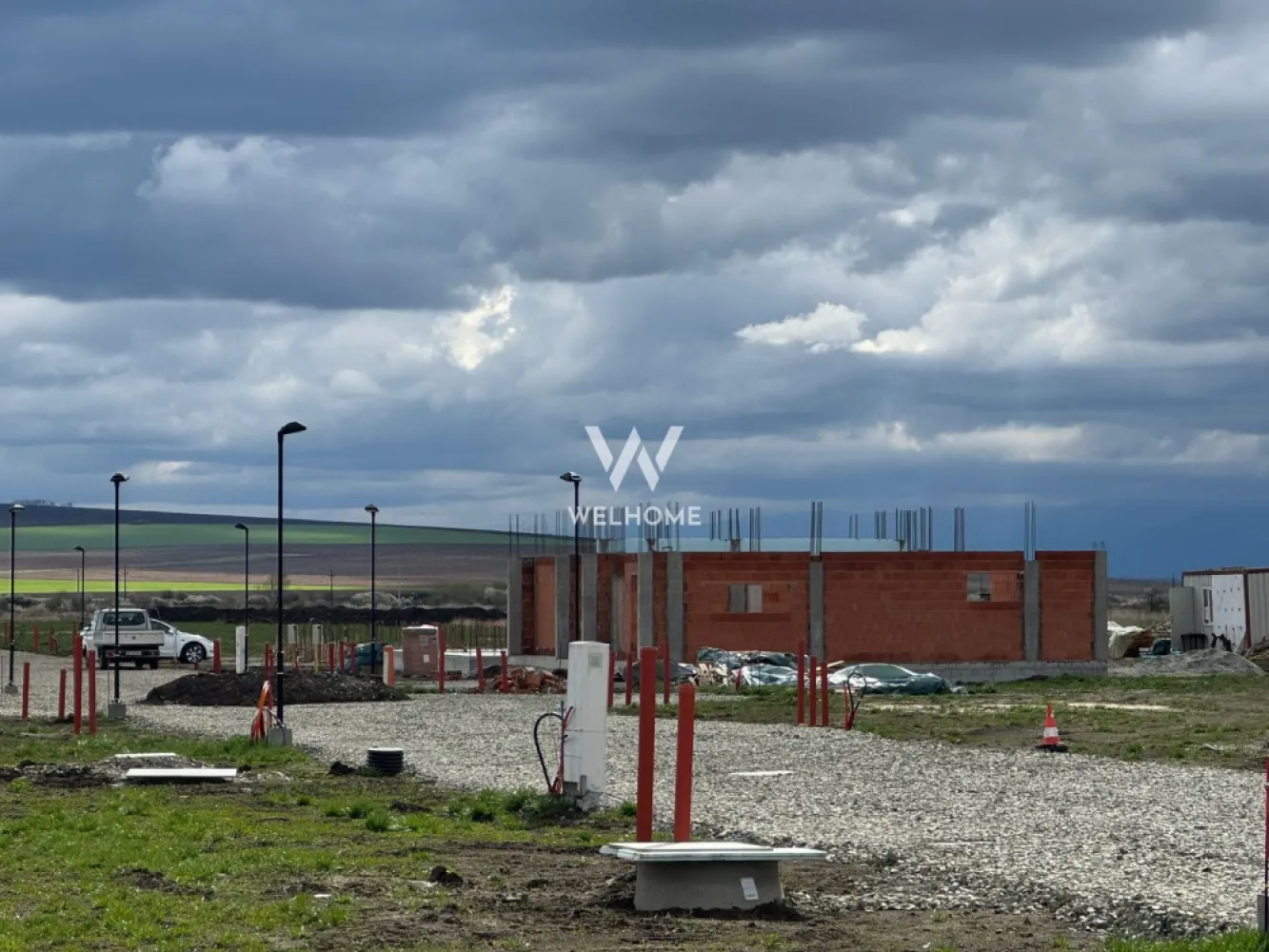 Casă individuală pe un singur nivel – 4 camere – Șura Mică - Descoperă o locuință modernă, construită la standarde înalte, unde calitatea premium a construcției și confortul se îmbină perfect cu liniștea unei zone aerisite. 🔹 169 mp utili | teren 593 mp 🔹 Living generos, 3 dormitoare, 3 băi, terasă acoperită 🔹 Garaj + curte privată cu 2 locuri de parcare Beneficiezi de finisaje moderne și dotări de top: încălzire în pardoseală, centrală Bosch, tâmplărie Rehau, plus exterior complet amenajat (porți automate, videointerfon, pavaj, iluminat). ✔ Toate utilitățile + stradă privată ✔ Posibilitate predare la cheie sau pompă de căldură Proiect dezvoltat de un constructor cu peste 25 de ani experiență și 300+ locuințe realizate. Predare: decembrie 2026 Detalii: 0743030351 - Laura }}