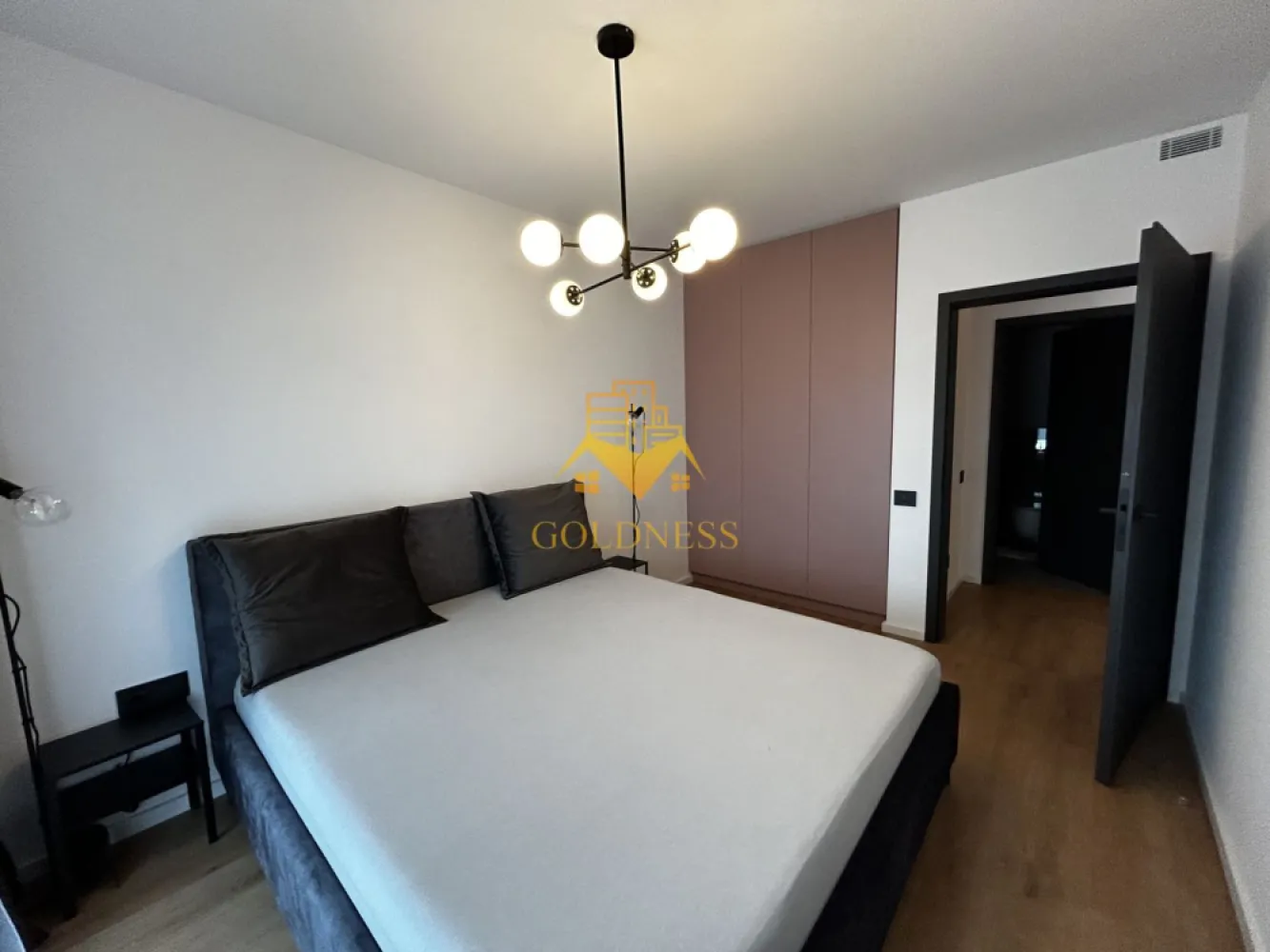 2 camere open space, Premium,Parcare, Liberty, Zona Semicentral, Iris - GOLDNESS Imobiliare vă propune spre închiriere un apartament cu 2 camere open space, complet mobilat și utilat, la etajul 5 într-un imobil de 6 etaje, în Cartierul Iris. Dispune de loc de parcare subteran! Se află în apropierea stațiilor de transport în comun, magazine, restaurante, spații verzi, farmacii, etc. Apartamentul este compartimentat astfel: - dormitor cu pat matrimonial, dressing, noptiere - living cu bucatarie open space complet utilată și mobilată, canapea extensibilă, loc de servit masa - baie cu cabina de dus, calorifer port prosop și dulap pentru depozitare. - balcon de 4 mp. Imobilul este dotat cu toate cele necesare- centrală proprie, frigider, aragaz, hotă, mașină de spălat haine, etc. Dacă sunteți interesați de acest apartament și doriți să îl vizionați, dar și pentru alte oferte nu ezitați să ne contactați telefonic sau prin e-mail. Vă stăm la dispoziție! Pentru intermediere se percepe un comision de 50% din prețul chiriei! }}