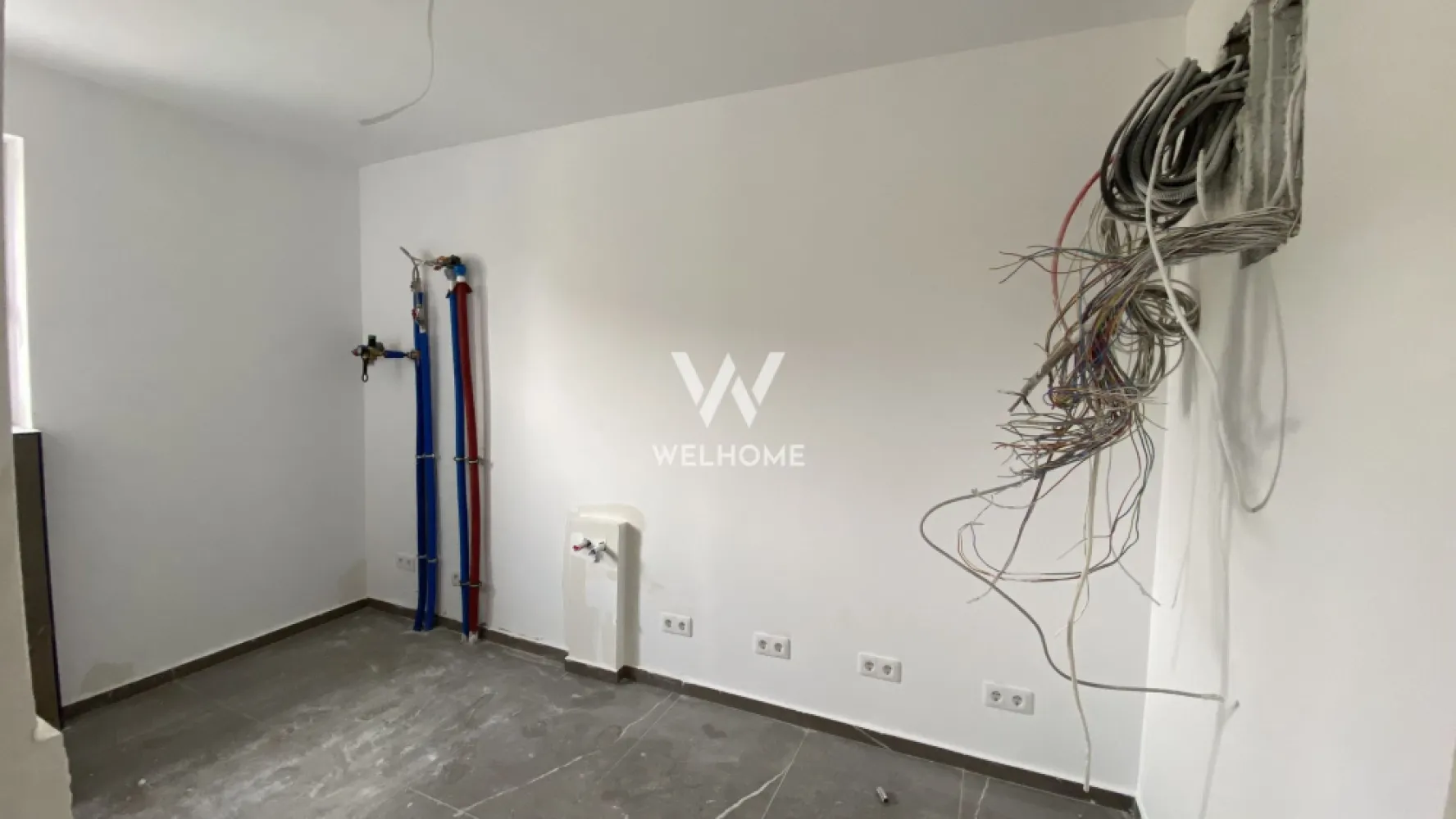 Casa individuala LA CHEIE (partial mobilata) Selimbar Sibiu - Spre vanzare o casa individuala mare si deosebita cat prin compartimentarea sa, atat si prin dotarile sale care corespund cerintelor tehnice si tehnologice la ziua de azi. Suprafata utila este de 200mp, + garaj dublu, amplasata pe un teren de 815mp. Tamplaria in3 foi de sticla cu 7 camere, incalzirea este realizata prin pardoseala cu sistemul - pompa de caldura. Compartimentarea la parter este: -Hol generos. -Debara. -Living spatios cu deschidere spre terasa. -Bucatarie complet mobilata, loc de dinning si iesire spre terasa. -Baie de serviciu cu geam. -Camara. -Spalatorie cu camera tehnica. La etaj gasim: -1 Dormitor matrimonial mare de 18mp -2x dormitoare pentru copii de aprox 17mp -2x bai cu geam de ierisire naturala -Iesire spre terassa cu vedere spre munti Stadiu de predare la interior este LA CHEIE cu parchet, gresie, faianta, usi interior, oboecte sanitare. Exteriorul se preda LA CHEIE cu gard, curte pavata. Garaj pentru 2 masini (SUV) cu usi rabatabile electrice. Se poate configura si alte optiuni la preferintele cumparatorului. Pret: 326 000euro TVA inclus tel: 0745 99 55 37 Mihai }}