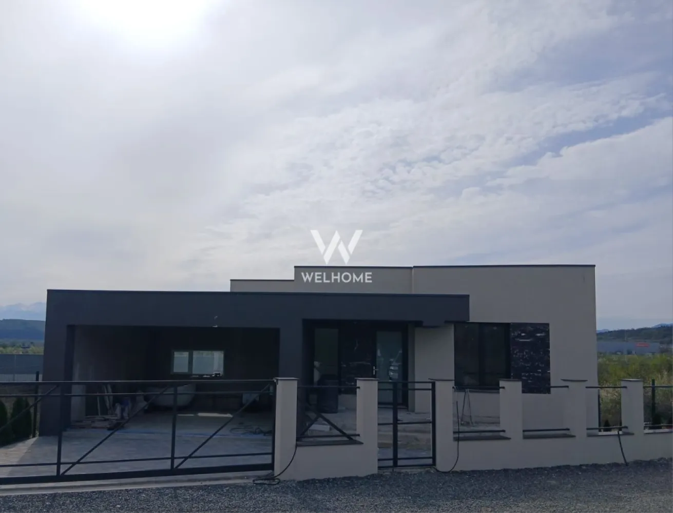 Casă individuală premium, 200 mp utili ,teren 815mp - Șelimbăr - Vă propunem spre vânzare o casă individuală spațioasă și deosebită, remarcată prin compartimentare eficientă și dotări moderne. Construcția este realizată la standarde premium, cu accent pe confort și durabilitate. Bucătăria și livingul se predau complet mobilate, pregătite pentru mutare imediată. 🔹 Suprafață utilă: 200 mp 🔹 Teren: 815 mp 🔹 Garaj dublu (pentru 2 SUV-uri) cu uși electrice 🔹 Dotări: • Încălzire în pardoseală cu pompă de căldură • Tâmplărie PVC (7 camere, 3 foi de sticlă) • Finisaje moderne incluse (parchet, gresie, faianță) 🔹 Compartimentare - Parter: • Hol generos • Living spațios cu acces spre terasă • Bucătărie cu zonă de dining • Baie cu geam • Debara + cămară • Spălătorie + cameră tehnică - Etaj: • Dormitor matrimonial (18 mp) • 2 dormitoare copii (~17 mp fiecare) • 2 băi cu geam • Terasă cu vedere spre munți 🔹 Exterior: • Curte amenajată și pavată • Gard complet Predare LA CHEIE (interior + exterior) + bucătăria și livingul mobilate. Detalii : 0743030351 - Laura vrei un credit ipotecar? https://credipo.ro/ }}