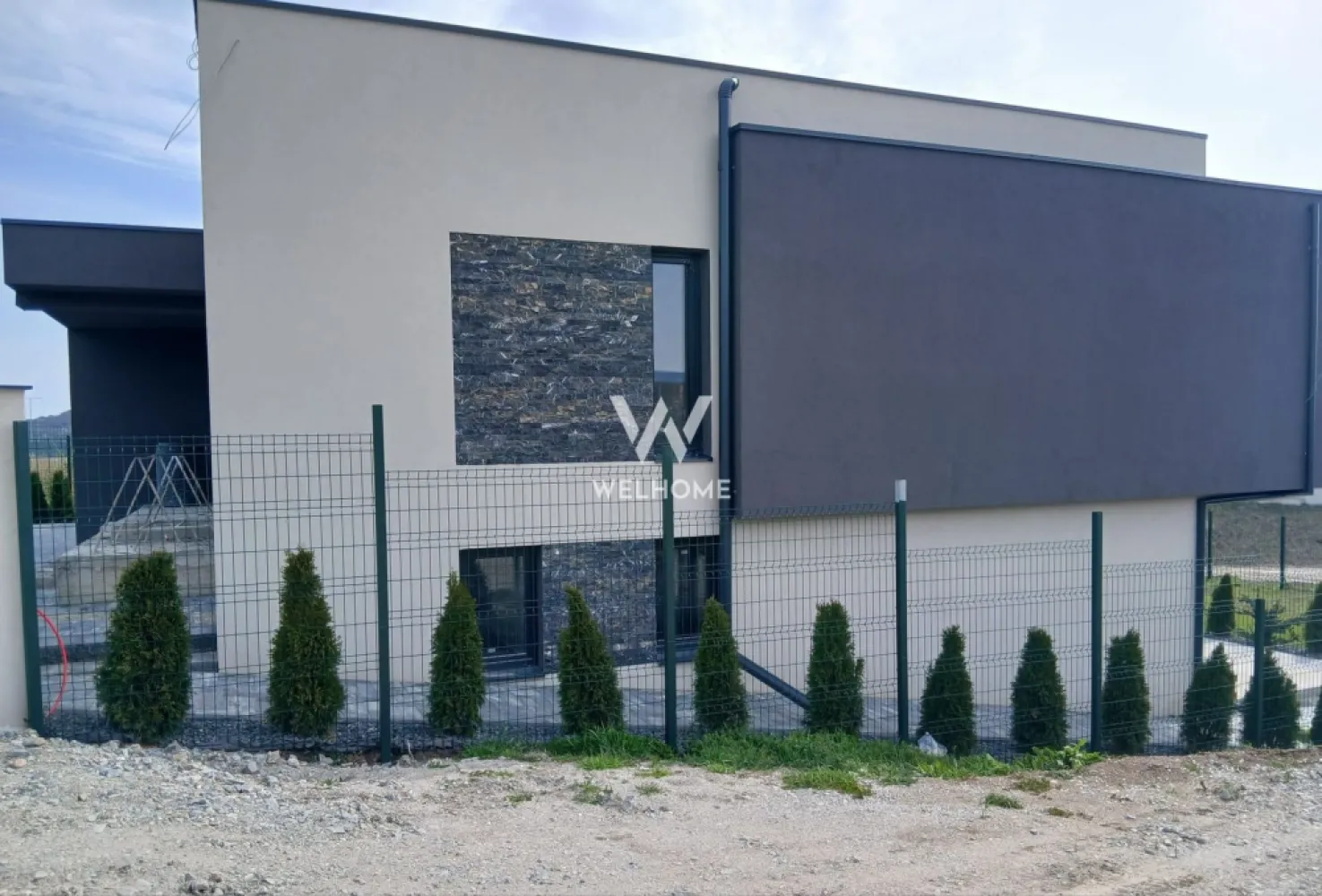 Casă individuală premium, 200 mp utili ,teren 815mp - Șelimbăr - Vă propunem spre vânzare o casă individuală spațioasă și deosebită, remarcată prin compartimentare eficientă și dotări moderne. Construcția este realizată la standarde premium, cu accent pe confort și durabilitate. Bucătăria și livingul se predau complet mobilate, pregătite pentru mutare imediată. 🔹 Suprafață utilă: 200 mp 🔹 Teren: 815 mp 🔹 Garaj dublu (pentru 2 SUV-uri) cu uși electrice 🔹 Dotări: • Încălzire în pardoseală cu pompă de căldură • Tâmplărie PVC (7 camere, 3 foi de sticlă) • Finisaje moderne incluse (parchet, gresie, faianță) 🔹 Compartimentare - Parter: • Hol generos • Living spațios cu acces spre terasă • Bucătărie cu zonă de dining • Baie cu geam • Debara + cămară • Spălătorie + cameră tehnică - Etaj: • Dormitor matrimonial (18 mp) • 2 dormitoare copii (~17 mp fiecare) • 2 băi cu geam • Terasă cu vedere spre munți 🔹 Exterior: • Curte amenajată și pavată • Gard complet Predare LA CHEIE (interior + exterior) + bucătăria și livingul mobilate. Detalii : 0743030351 - Laura vrei un credit ipotecar? https://credipo.ro/ }}