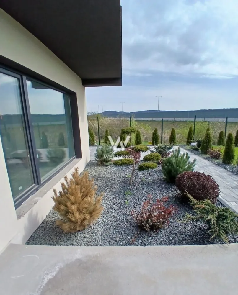 Casă individuală premium, 200 mp utili ,teren 815mp - Șelimbăr - Vă propunem spre vânzare o casă individuală spațioasă și deosebită, remarcată prin compartimentare eficientă și dotări moderne. Construcția este realizată la standarde premium, cu accent pe confort și durabilitate. Bucătăria și livingul se predau complet mobilate, pregătite pentru mutare imediată. 🔹 Suprafață utilă: 200 mp 🔹 Teren: 815 mp 🔹 Garaj dublu (pentru 2 SUV-uri) cu uși electrice 🔹 Dotări: • Încălzire în pardoseală cu pompă de căldură • Tâmplărie PVC (7 camere, 3 foi de sticlă) • Finisaje moderne incluse (parchet, gresie, faianță) 🔹 Compartimentare - Parter: • Hol generos • Living spațios cu acces spre terasă • Bucătărie cu zonă de dining • Baie cu geam • Debara + cămară • Spălătorie + cameră tehnică - Etaj: • Dormitor matrimonial (18 mp) • 2 dormitoare copii (~17 mp fiecare) • 2 băi cu geam • Terasă cu vedere spre munți 🔹 Exterior: • Curte amenajată și pavată • Gard complet Predare LA CHEIE (interior + exterior) + bucătăria și livingul mobilate. Detalii : 0743030351 - Laura vrei un credit ipotecar? https://credipo.ro/ }}