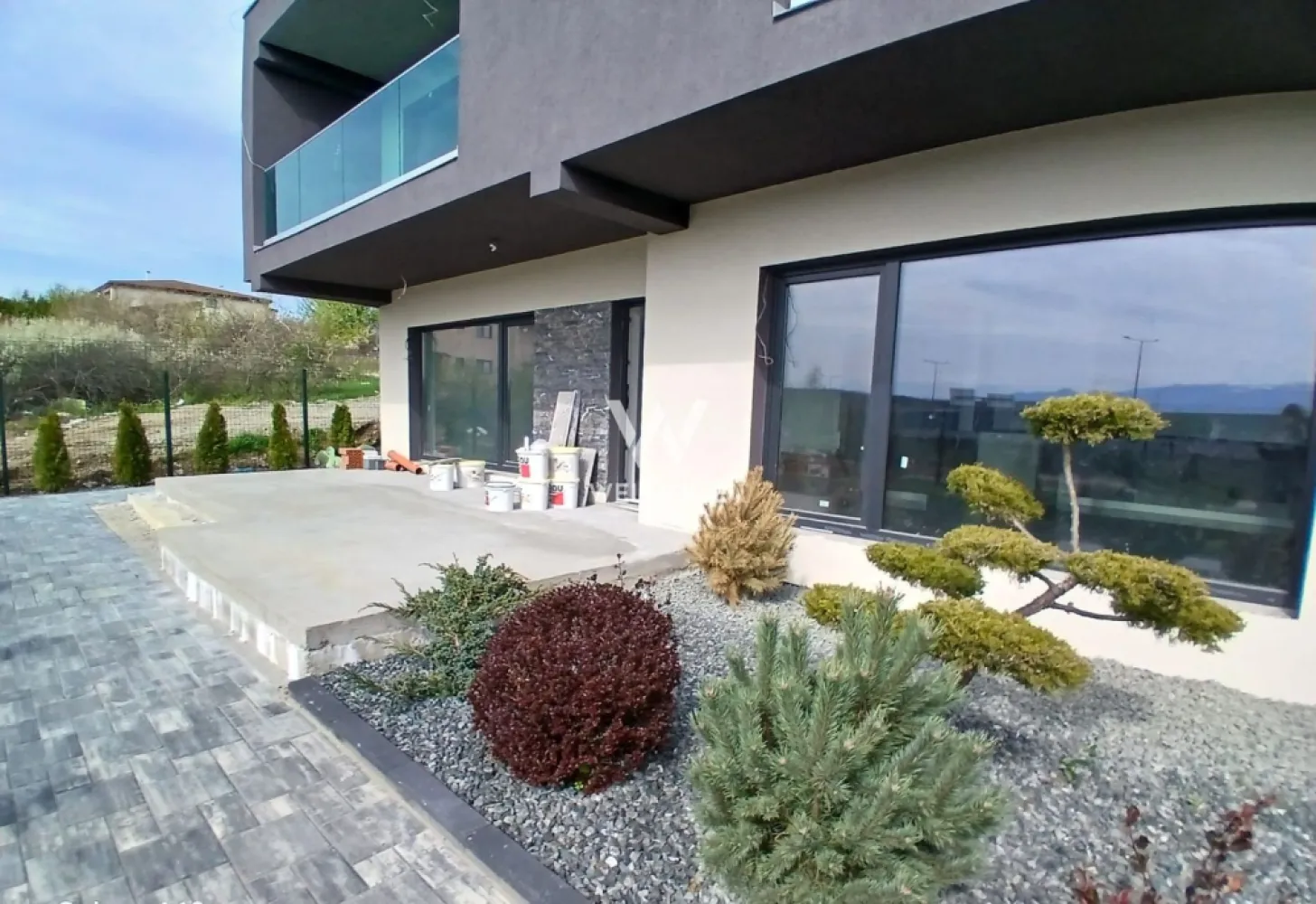 Casă individuală premium, 200 mp utili ,teren 815mp - Șelimbăr - Vă propunem spre vânzare o casă individuală spațioasă și deosebită, remarcată prin compartimentare eficientă și dotări moderne. Construcția este realizată la standarde premium, cu accent pe confort și durabilitate. Bucătăria și livingul se predau complet mobilate, pregătite pentru mutare imediată. 🔹 Suprafață utilă: 200 mp 🔹 Teren: 815 mp 🔹 Garaj dublu (pentru 2 SUV-uri) cu uși electrice 🔹 Dotări: • Încălzire în pardoseală cu pompă de căldură • Tâmplărie PVC (7 camere, 3 foi de sticlă) • Finisaje moderne incluse (parchet, gresie, faianță) 🔹 Compartimentare - Parter: • Hol generos • Living spațios cu acces spre terasă • Bucătărie cu zonă de dining • Baie cu geam • Debara + cămară • Spălătorie + cameră tehnică - Etaj: • Dormitor matrimonial (18 mp) • 2 dormitoare copii (~17 mp fiecare) • 2 băi cu geam • Terasă cu vedere spre munți 🔹 Exterior: • Curte amenajată și pavată • Gard complet Predare LA CHEIE (interior + exterior) + bucătăria și livingul mobilate. Detalii : 0743030351 - Laura vrei un credit ipotecar? https://credipo.ro/ }}