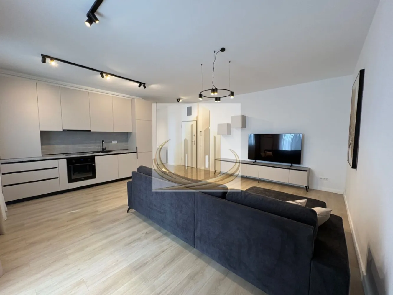 Apartament modern cu 2 camere – Torontalului Parcare inclusă - Grand Mobilis Imobiliare vă propune spre închiriere un apartament modern cu 2 camere, aflat la prima închiriere, situat într-un imobil nou, în zona Calea Torontalului. Localizare excelentă Apartamentul este amplasat strategic, fiind ideal pentru profesioniștii care lucrează în proximitatea VOX Technology Park, Iulius Town sau în zona de nord a orașului. Compartimentare și dotări: * Living luminos și primitor * Dormitor confortabil * Bucătărie complet utilată * Baie modernă * Balcon cu acces din living, ideal pentru relaxare Avantaje: * Prima închiriere, totul este nou (mobilier, saltea, electrocasnice) * Încălzire în pardoseală, eficiență energetică și costuri reduse * Aer condiționat * Complet utilat: mașină de spălat vase, mașină de spălat rufe, Smart TV, combină frigorifică, plită, cuptor și hotă Parcare: * Loc de parcare privat inclus în preț Facilități în apropiere: * Lidl, Kaufland * Acces rapid către Iulius Town (aprox. 5 minute cu mașina) * Stație de transport în comun în imediata apropiere Condiții de închiriere: * Preț: 550 euro/lună * Garanție: echivalentul a 2 luni de chirie * Disponibilitate: imediată Contact: Vă așteptăm cu drag la o vizionare pentru a deveni primul locatar al acestui apartament deosebit. Id intern CP3030600 }}