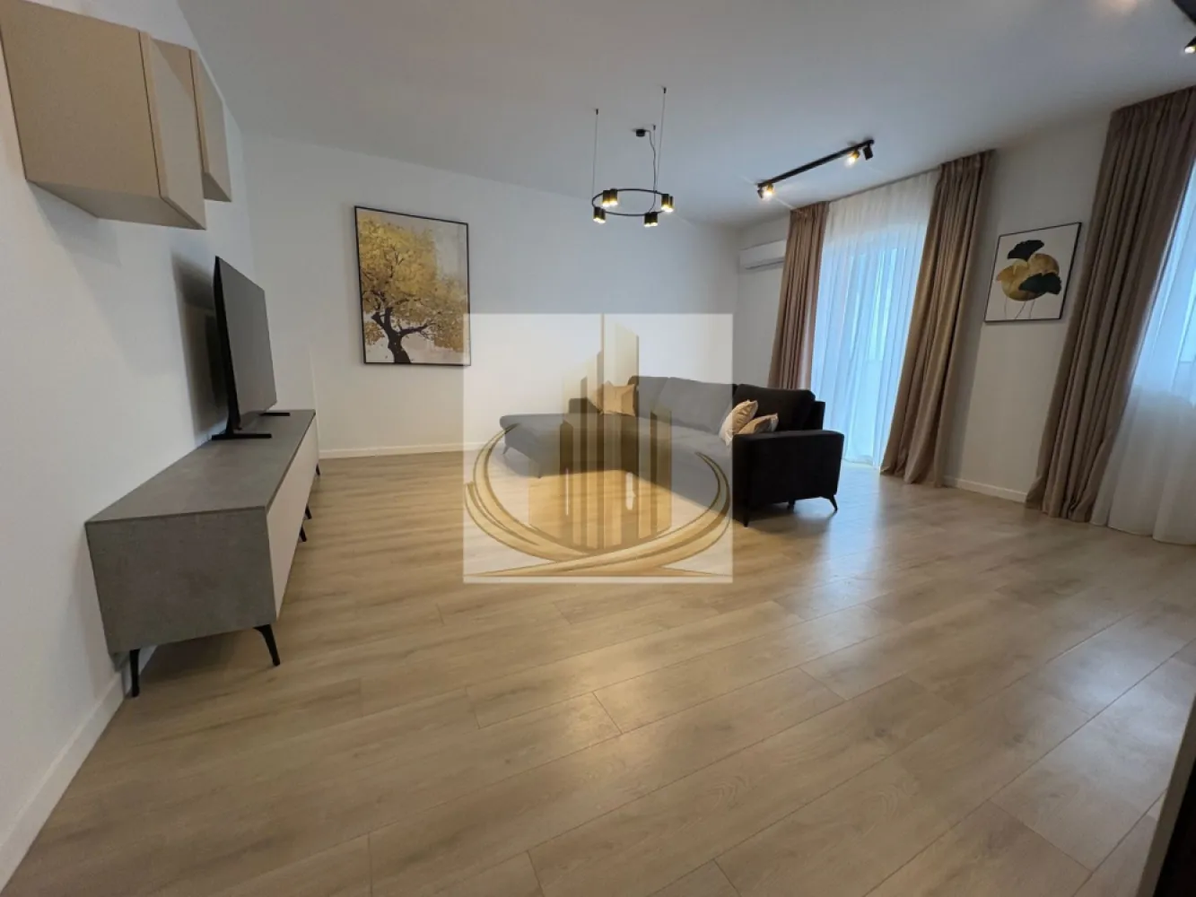 Apartament modern cu 2 camere – Torontalului Parcare inclusă - Grand Mobilis Imobiliare vă propune spre închiriere un apartament modern cu 2 camere, aflat la prima închiriere, situat într-un imobil nou, în zona Calea Torontalului. Localizare excelentă Apartamentul este amplasat strategic, fiind ideal pentru profesioniștii care lucrează în proximitatea VOX Technology Park, Iulius Town sau în zona de nord a orașului. Compartimentare și dotări: * Living luminos și primitor * Dormitor confortabil * Bucătărie complet utilată * Baie modernă * Balcon cu acces din living, ideal pentru relaxare Avantaje: * Prima închiriere, totul este nou (mobilier, saltea, electrocasnice) * Încălzire în pardoseală, eficiență energetică și costuri reduse * Aer condiționat * Complet utilat: mașină de spălat vase, mașină de spălat rufe, Smart TV, combină frigorifică, plită, cuptor și hotă Parcare: * Loc de parcare privat inclus în preț Facilități în apropiere: * Lidl, Kaufland * Acces rapid către Iulius Town (aprox. 5 minute cu mașina) * Stație de transport în comun în imediata apropiere Condiții de închiriere: * Preț: 550 euro/lună * Garanție: echivalentul a 2 luni de chirie * Disponibilitate: imediată Contact: Vă așteptăm cu drag la o vizionare pentru a deveni primul locatar al acestui apartament deosebit. Id intern CP3030600 }}