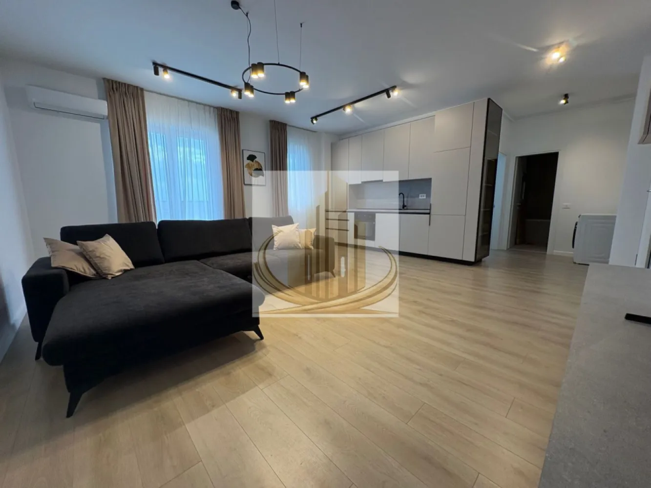 Apartament modern cu 2 camere – Torontalului Parcare inclusă - Grand Mobilis Imobiliare vă propune spre închiriere un apartament modern cu 2 camere, aflat la prima închiriere, situat într-un imobil nou, în zona Calea Torontalului. Localizare excelentă Apartamentul este amplasat strategic, fiind ideal pentru profesioniștii care lucrează în proximitatea VOX Technology Park, Iulius Town sau în zona de nord a orașului. Compartimentare și dotări: * Living luminos și primitor * Dormitor confortabil * Bucătărie complet utilată * Baie modernă * Balcon cu acces din living, ideal pentru relaxare Avantaje: * Prima închiriere, totul este nou (mobilier, saltea, electrocasnice) * Încălzire în pardoseală, eficiență energetică și costuri reduse * Aer condiționat * Complet utilat: mașină de spălat vase, mașină de spălat rufe, Smart TV, combină frigorifică, plită, cuptor și hotă Parcare: * Loc de parcare privat inclus în preț Facilități în apropiere: * Lidl, Kaufland * Acces rapid către Iulius Town (aprox. 5 minute cu mașina) * Stație de transport în comun în imediata apropiere Condiții de închiriere: * Preț: 550 euro/lună * Garanție: echivalentul a 2 luni de chirie * Disponibilitate: imediată Contact: Vă așteptăm cu drag la o vizionare pentru a deveni primul locatar al acestui apartament deosebit. Id intern CP3030600 }}