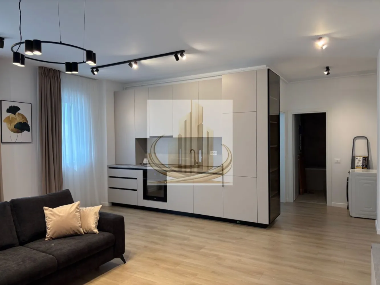 Apartament modern cu 2 camere – Torontalului Parcare inclusă - Grand Mobilis Imobiliare vă propune spre închiriere un apartament modern cu 2 camere, aflat la prima închiriere, situat într-un imobil nou, în zona Calea Torontalului. Localizare excelentă Apartamentul este amplasat strategic, fiind ideal pentru profesioniștii care lucrează în proximitatea VOX Technology Park, Iulius Town sau în zona de nord a orașului. Compartimentare și dotări: * Living luminos și primitor * Dormitor confortabil * Bucătărie complet utilată * Baie modernă * Balcon cu acces din living, ideal pentru relaxare Avantaje: * Prima închiriere, totul este nou (mobilier, saltea, electrocasnice) * Încălzire în pardoseală, eficiență energetică și costuri reduse * Aer condiționat * Complet utilat: mașină de spălat vase, mașină de spălat rufe, Smart TV, combină frigorifică, plită, cuptor și hotă Parcare: * Loc de parcare privat inclus în preț Facilități în apropiere: * Lidl, Kaufland * Acces rapid către Iulius Town (aprox. 5 minute cu mașina) * Stație de transport în comun în imediata apropiere Condiții de închiriere: * Preț: 550 euro/lună * Garanție: echivalentul a 2 luni de chirie * Disponibilitate: imediată Contact: Vă așteptăm cu drag la o vizionare pentru a deveni primul locatar al acestui apartament deosebit. Id intern CP3030600 }}