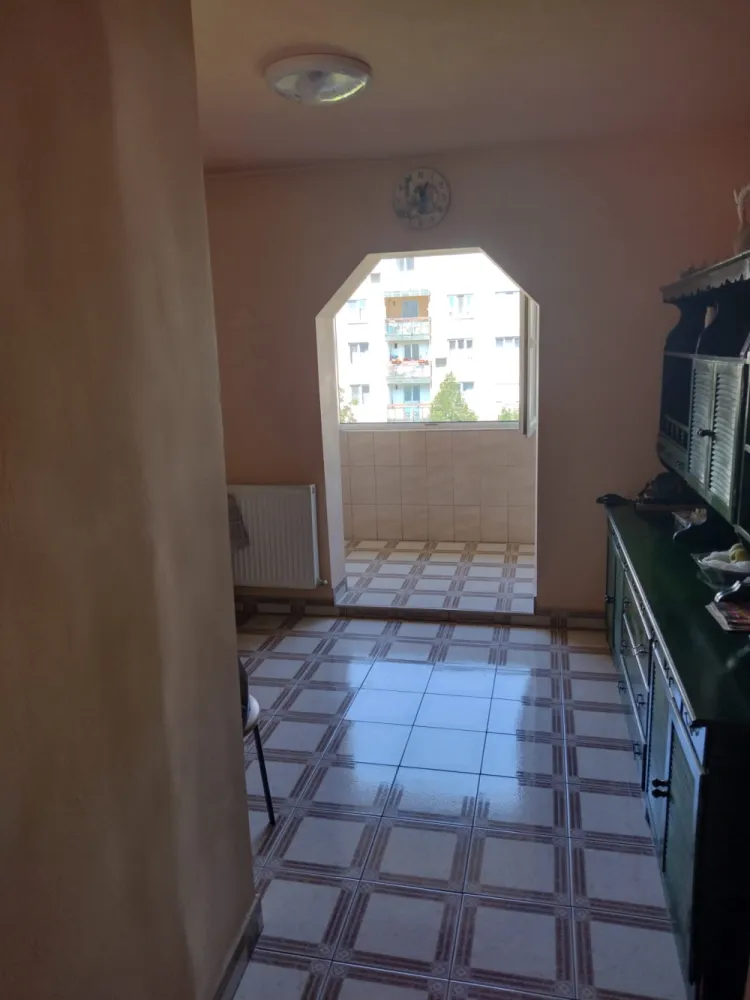 Vand apartament 3 camere situat in mun. Oradea, cartierul Rogerius, str. C. Flammarion, nr.18 - Persoana fizica vand apartament situat in mun. Oradea, cartierul Rogerius, str. C. Flammarion, nr.18 tip PB mare, compus din 3 camere si dependinte, cu suprafata utila de 68.30 mp precum si 18 mp teren aferent conform C.F.Apartamentul este format din:- 3 camere decomandate (camera de zi 18.20 mp, dormitor 12 mp, dormitor 10.30 mp)- 1 baie (4.01 mp)+ 1 wc de serviciu (1.76 mp)- 1 bucatarie (8.98 mp)- 1 balcon inchis (4.90 mp)- degajament vestibul- 2 spatii pentru camaraObs: bucataria si balconul formeaza un singur spatiu.Orientare apartament: Nord - VestDotari apartament:- usa de siguranta la intrarea in imobil- tamplarie pvc la toate incaperile- parchet lemn masic la cele 3 camere- gresie si faianta bucatarie si bai- instalatiile termice schimbate (calorifere + conducte din cupru la incaperi , conducte de ppr la baie)Apartamentul este locuibil, dar pentru un confort sporit necesita renovare.Alte informatii:- apartamentul beneficiaza si de o boxa la subsolul blocului- apartamentul se afla la etajul 4/4- blocul este acoperit cu acoperis tigle- blocul este dat in folosinta in anul 1983- blocul este construit din prefabricate de beton- ferestrele apartamentului sunt orientate spre curtea interioara unde gasim spatiu verde precum si loc de joaca pentru copiiPozitionarea partamentului este una foarte buna, in proximitatea acestui gasim:- magazine alimentare- farmacii- benzinarie- magazine cu specific materiale de constructii- restaurante si cofetariiParcul Magnolia , Oraselul copiilor (parcul copiilor), Piata Rogerius, Spitalul de copii, Spitalul Pelican, Gara CFR Oradea, Autogara Rogerius, Scoala Generala nr.11 (clasele I – VIII), Scoala Generala nr. 16 (clasele I – VIII), Liceul Lucian Blaga, Gradinita program prelungit nr.35, Gradinita program prelungit nr.53, Gradinita program normal nr.52, Cresa nr 3 Taramul Fermecat, Cresa nr 7 Alba ca Zapada- Loc de parcare achitat pt anul 2026Pentru mai multe detalii 0771377960 }}