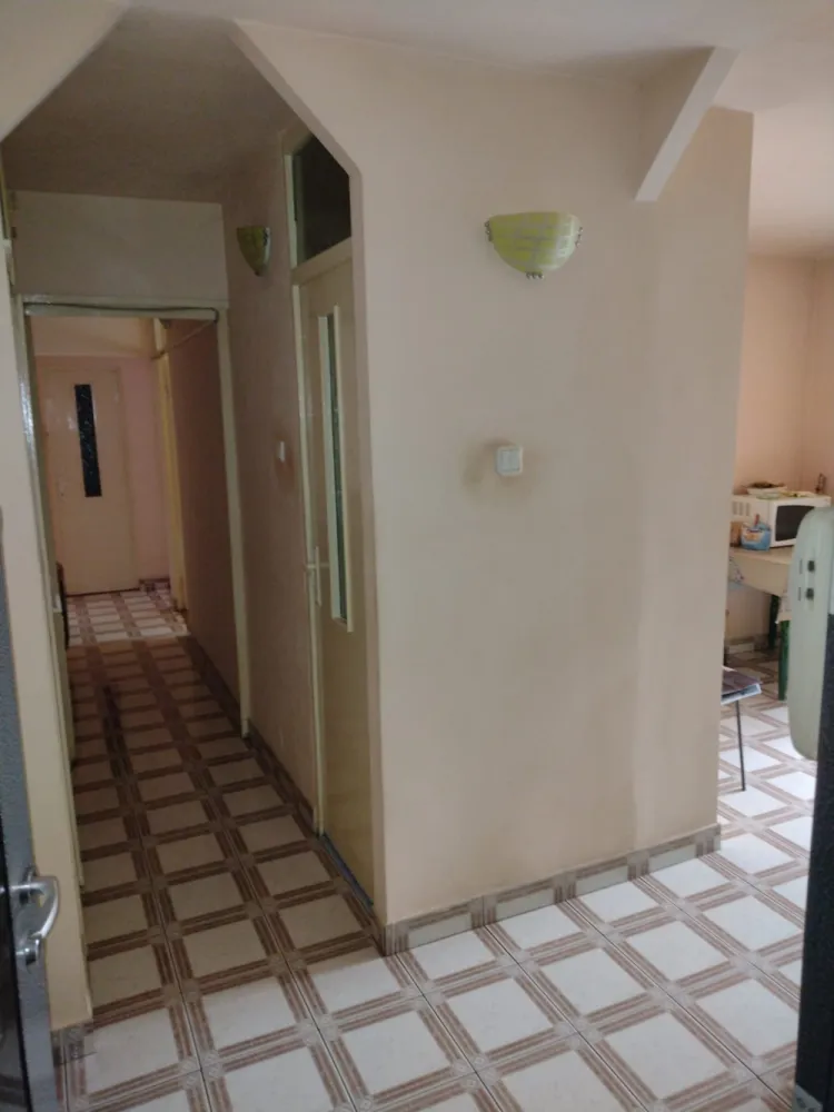 Vand apartament 3 camere situat in mun. Oradea, cartierul Rogerius, str. C. Flammarion, nr.18 - Persoana fizica vand apartament situat in mun. Oradea, cartierul Rogerius, str. C. Flammarion, nr.18 tip PB mare, compus din 3 camere si dependinte, cu suprafata utila de 68.30 mp precum si 18 mp teren aferent conform C.F.Apartamentul este format din:- 3 camere decomandate (camera de zi 18.20 mp, dormitor 12 mp, dormitor 10.30 mp)- 1 baie (4.01 mp)+ 1 wc de serviciu (1.76 mp)- 1 bucatarie (8.98 mp)- 1 balcon inchis (4.90 mp)- degajament vestibul- 2 spatii pentru camaraObs: bucataria si balconul formeaza un singur spatiu.Orientare apartament: Nord - VestDotari apartament:- usa de siguranta la intrarea in imobil- tamplarie pvc la toate incaperile- parchet lemn masic la cele 3 camere- gresie si faianta bucatarie si bai- instalatiile termice schimbate (calorifere + conducte din cupru la incaperi , conducte de ppr la baie)Apartamentul este locuibil, dar pentru un confort sporit necesita renovare.Alte informatii:- apartamentul beneficiaza si de o boxa la subsolul blocului- apartamentul se afla la etajul 4/4- blocul este acoperit cu acoperis tigle- blocul este dat in folosinta in anul 1983- blocul este construit din prefabricate de beton- ferestrele apartamentului sunt orientate spre curtea interioara unde gasim spatiu verde precum si loc de joaca pentru copiiPozitionarea partamentului este una foarte buna, in proximitatea acestui gasim:- magazine alimentare- farmacii- benzinarie- magazine cu specific materiale de constructii- restaurante si cofetariiParcul Magnolia , Oraselul copiilor (parcul copiilor), Piata Rogerius, Spitalul de copii, Spitalul Pelican, Gara CFR Oradea, Autogara Rogerius, Scoala Generala nr.11 (clasele I – VIII), Scoala Generala nr. 16 (clasele I – VIII), Liceul Lucian Blaga, Gradinita program prelungit nr.35, Gradinita program prelungit nr.53, Gradinita program normal nr.52, Cresa nr 3 Taramul Fermecat, Cresa nr 7 Alba ca Zapada- Loc de parcare achitat pt anul 2026Pentru mai multe detalii 0771377960 }}