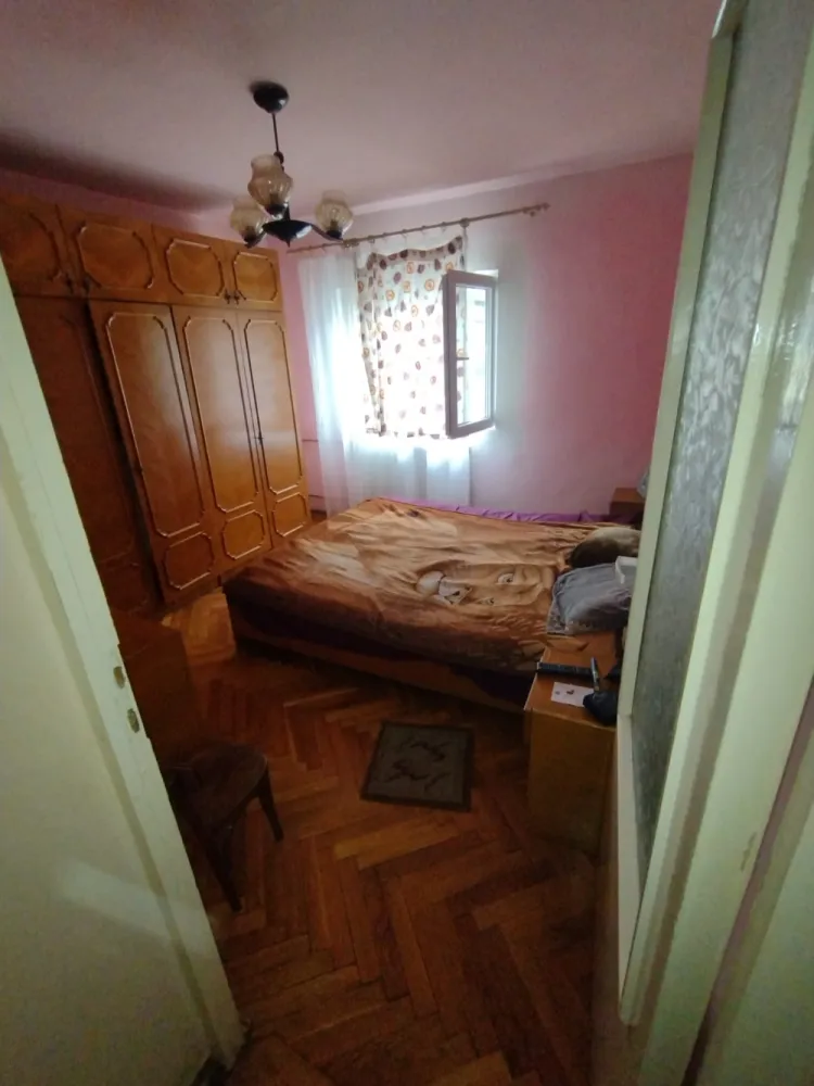Vand apartament 3 camere situat in mun. Oradea, cartierul Rogerius, str. C. Flammarion, nr.18 - Persoana fizica vand apartament situat in mun. Oradea, cartierul Rogerius, str. C. Flammarion, nr.18 tip PB mare, compus din 3 camere si dependinte, cu suprafata utila de 68.30 mp precum si 18 mp teren aferent conform C.F.Apartamentul este format din:- 3 camere decomandate (camera de zi 18.20 mp, dormitor 12 mp, dormitor 10.30 mp)- 1 baie (4.01 mp)+ 1 wc de serviciu (1.76 mp)- 1 bucatarie (8.98 mp)- 1 balcon inchis (4.90 mp)- degajament vestibul- 2 spatii pentru camaraObs: bucataria si balconul formeaza un singur spatiu.Orientare apartament: Nord - VestDotari apartament:- usa de siguranta la intrarea in imobil- tamplarie pvc la toate incaperile- parchet lemn masic la cele 3 camere- gresie si faianta bucatarie si bai- instalatiile termice schimbate (calorifere + conducte din cupru la incaperi , conducte de ppr la baie)Apartamentul este locuibil, dar pentru un confort sporit necesita renovare.Alte informatii:- apartamentul beneficiaza si de o boxa la subsolul blocului- apartamentul se afla la etajul 4/4- blocul este acoperit cu acoperis tigle- blocul este dat in folosinta in anul 1983- blocul este construit din prefabricate de beton- ferestrele apartamentului sunt orientate spre curtea interioara unde gasim spatiu verde precum si loc de joaca pentru copiiPozitionarea partamentului este una foarte buna, in proximitatea acestui gasim:- magazine alimentare- farmacii- benzinarie- magazine cu specific materiale de constructii- restaurante si cofetariiParcul Magnolia , Oraselul copiilor (parcul copiilor), Piata Rogerius, Spitalul de copii, Spitalul Pelican, Gara CFR Oradea, Autogara Rogerius, Scoala Generala nr.11 (clasele I – VIII), Scoala Generala nr. 16 (clasele I – VIII), Liceul Lucian Blaga, Gradinita program prelungit nr.35, Gradinita program prelungit nr.53, Gradinita program normal nr.52, Cresa nr 3 Taramul Fermecat, Cresa nr 7 Alba ca Zapada- Loc de parcare achitat pt anul 2026Pentru mai multe detalii 0771377960 }}