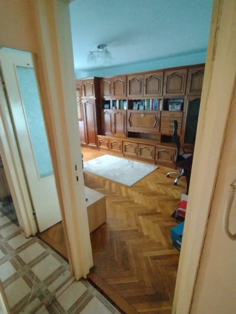 Vand apartament 3 camere situat in mun. Oradea, cartierul Rogerius, str. C. Flammarion, nr.18 - Persoana fizica vand apartament situat in mun. Oradea, cartierul Rogerius, str. C. Flammarion, nr.18 tip PB mare, compus din 3 camere si dependinte, cu suprafata utila de 68.30 mp precum si 18 mp teren aferent conform C.F.Apartamentul este format din:- 3 camere decomandate (camera de zi 18.20 mp, dormitor 12 mp, dormitor 10.30 mp)- 1 baie (4.01 mp)+ 1 wc de serviciu (1.76 mp)- 1 bucatarie (8.98 mp)- 1 balcon inchis (4.90 mp)- degajament vestibul- 2 spatii pentru camaraObs: bucataria si balconul formeaza un singur spatiu.Orientare apartament: Nord - VestDotari apartament:- usa de siguranta la intrarea in imobil- tamplarie pvc la toate incaperile- parchet lemn masic la cele 3 camere- gresie si faianta bucatarie si bai- instalatiile termice schimbate (calorifere + conducte din cupru la incaperi , conducte de ppr la baie)Apartamentul este locuibil, dar pentru un confort sporit necesita renovare.Alte informatii:- apartamentul beneficiaza si de o boxa la subsolul blocului- apartamentul se afla la etajul 4/4- blocul este acoperit cu acoperis tigle- blocul este dat in folosinta in anul 1983- blocul este construit din prefabricate de beton- ferestrele apartamentului sunt orientate spre curtea interioara unde gasim spatiu verde precum si loc de joaca pentru copiiPozitionarea partamentului este una foarte buna, in proximitatea acestui gasim:- magazine alimentare- farmacii- benzinarie- magazine cu specific materiale de constructii- restaurante si cofetariiParcul Magnolia , Oraselul copiilor (parcul copiilor), Piata Rogerius, Spitalul de copii, Spitalul Pelican, Gara CFR Oradea, Autogara Rogerius, Scoala Generala nr.11 (clasele I – VIII), Scoala Generala nr. 16 (clasele I – VIII), Liceul Lucian Blaga, Gradinita program prelungit nr.35, Gradinita program prelungit nr.53, Gradinita program normal nr.52, Cresa nr 3 Taramul Fermecat, Cresa nr 7 Alba ca Zapada- Loc de parcare achitat pt anul 2026Pentru mai multe detalii 0771377960 }}