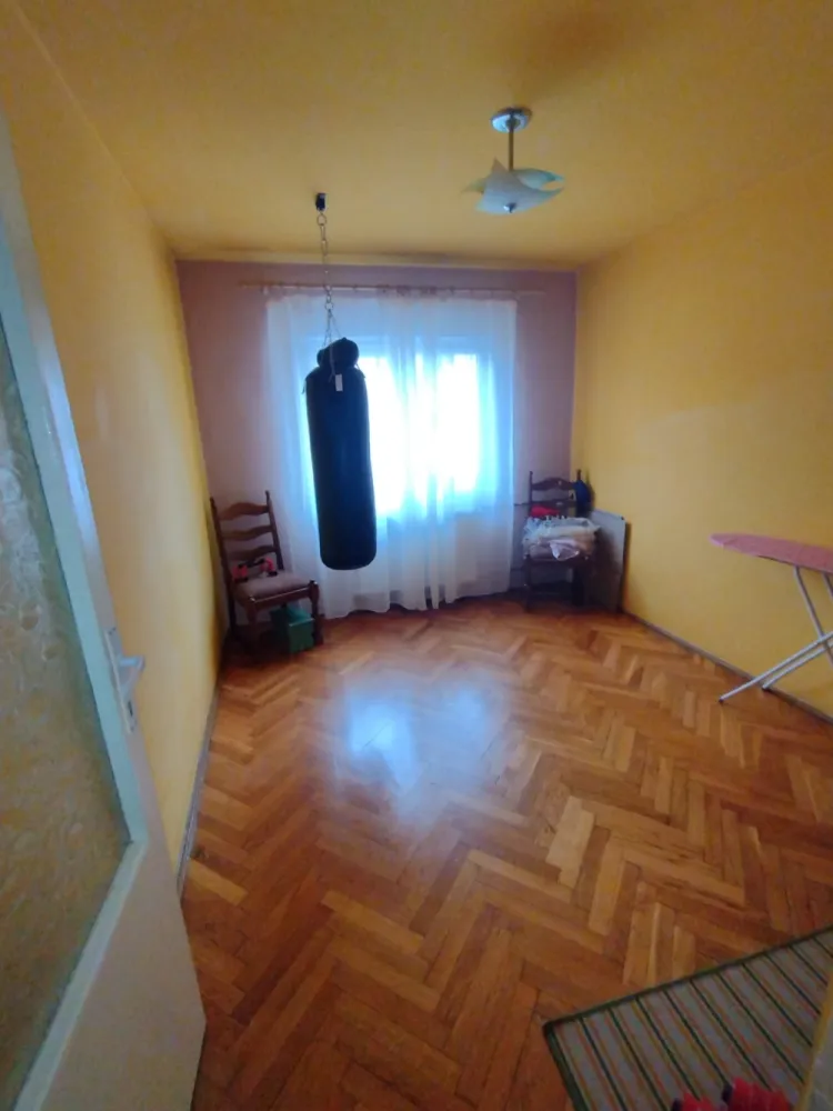 Vand apartament 3 camere situat in mun. Oradea, cartierul Rogerius, str. C. Flammarion, nr.18