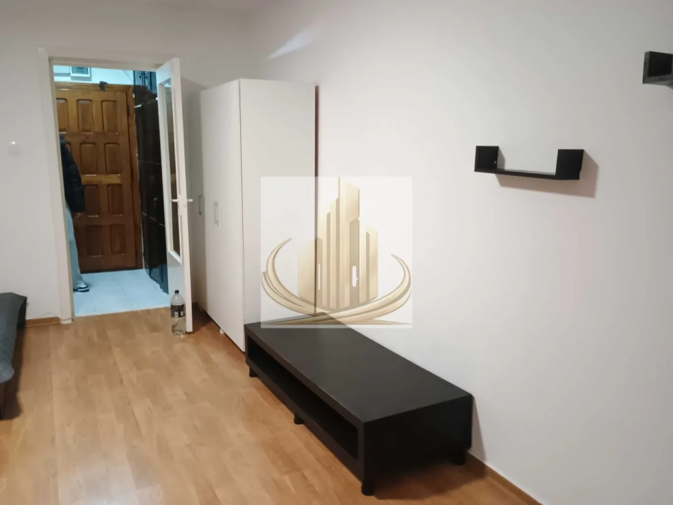 Apartament cu una cameră. De închiriat. - Proprietar, închiriez apartament cu una cameră, baie, bucătărie, balcon, decent în zona Circumvalațiunii, Timișoara, etaj 3 din 10, aproape de mall și centrul Timișoarei, mai multe detalii la telefon 07******90. }}