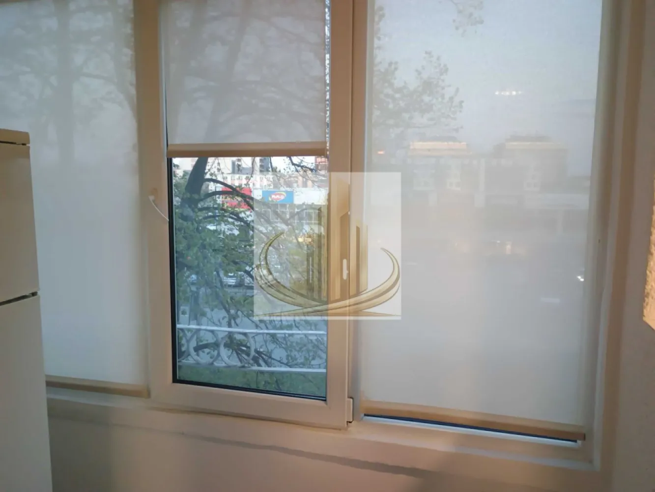 Apartament cu una cameră. De închiriat. - Proprietar, închiriez apartament cu una cameră, baie, bucătărie, balcon, decent în zona Circumvalațiunii, Timișoara, etaj 3 din 10, aproape de mall și centrul Timișoarei, mai multe detalii la telefon 07******90. }}