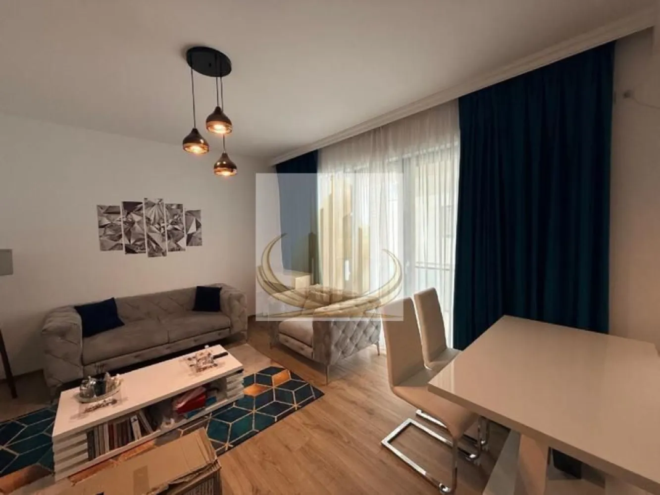 Apartament 2 Camere – Dumbrăvița | Etaj 1 | 2 Parcări Incluse - Grand Mobilis Imobiliare vă propune spre vânzare un apartament modern cu 2 camere, situat în Dumbrăvița, într-un imobil construit în 2020. 📐 Suprafață utilă: 52 mp + balcon 9 mp 🔹 Compartimentare: Living generos + bucătărie open-space (22 mp) Dormitor spațios (15 mp) Baie mare (5,85 mp) cu cadă și geam Hol cu spații de depozitare Balcon generos 🔹 Dotări și finisaje: ✔️ Bucătărie la comandă, complet utilată (plită, cuptor, hotă) ✔️ Mașină de spălat rufe ✔️ TV inclus ✔️ Aer condiționat ✔️ Centrală proprie Bosch ✔️ Încălzire în pardoseală ✔️ Video interfon ✔️ Clasă energetică A 🔹 Avantaje: ✔️ 2 locuri de parcare înscrise în CF ✔️ Bloc nou (2020) ✔️ Zonă liniștită și apreciată 💰 Preț: 120.000 € 📲 Pentru detalii și vizionări: Grand Mobilis Imobiliare }}