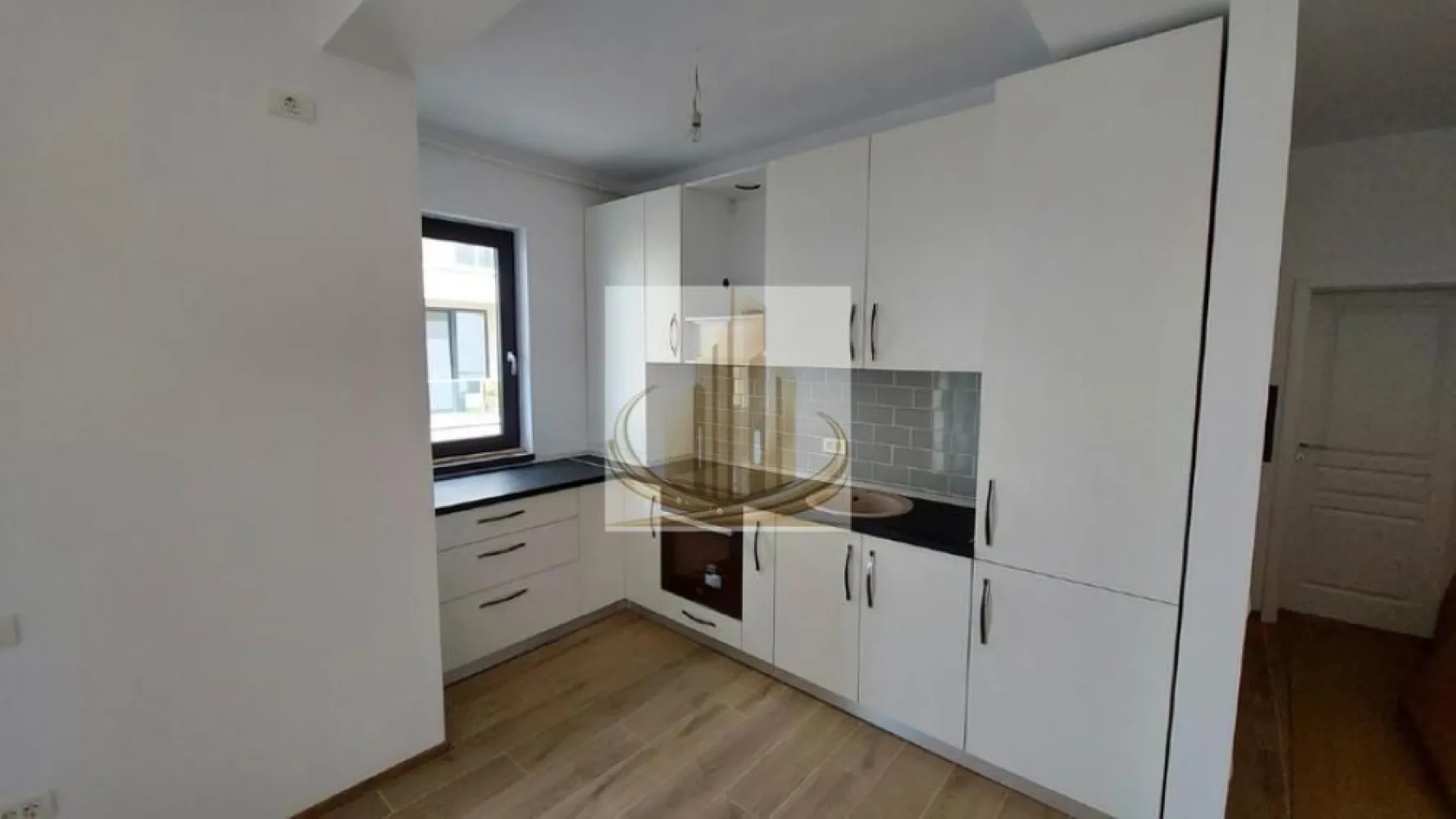 Apartament 2 Camere – Dumbrăvița | Etaj 1 | 2 Parcări Incluse - Grand Mobilis Imobiliare vă propune spre vânzare un apartament modern cu 2 camere, situat în Dumbrăvița, într-un imobil construit în 2020. 📐 Suprafață utilă: 52 mp + balcon 9 mp 🔹 Compartimentare: Living generos + bucătărie open-space (22 mp) Dormitor spațios (15 mp) Baie mare (5,85 mp) cu cadă și geam Hol cu spații de depozitare Balcon generos 🔹 Dotări și finisaje: ✔️ Bucătărie la comandă, complet utilată (plită, cuptor, hotă) ✔️ Mașină de spălat rufe ✔️ TV inclus ✔️ Aer condiționat ✔️ Centrală proprie Bosch ✔️ Încălzire în pardoseală ✔️ Video interfon ✔️ Clasă energetică A 🔹 Avantaje: ✔️ 2 locuri de parcare înscrise în CF ✔️ Bloc nou (2020) ✔️ Zonă liniștită și apreciată 💰 Preț: 120.000 € 📲 Pentru detalii și vizionări: Grand Mobilis Imobiliare }}