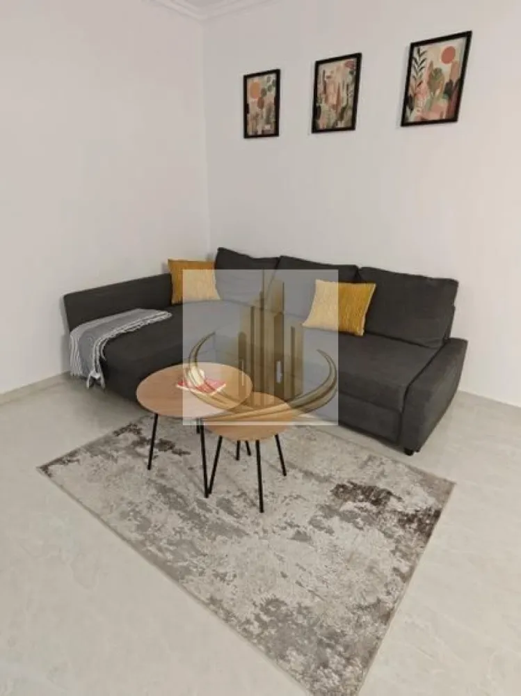 Grand Mobilis vă propune spre închiriere un ap modern cu 2 camere - Grand Mobilis Imobiliare va oferi spre închiriere un apartament modern cu 2 camere, situat in zona Braytim,intr un cadru liniștit SI placut, cu acces rapid spre oraș. Locuința are o suprafață de 48mp si este amplasata la etajul 1, fiind ideala pentru un cuplu sau o persoana care isi doreste confort SI funcționalitate. ✔️ Caracteristici principale: Living spațios si luminos Dormitor confortabil si bine compartimentat Baie moderna, complet utilata Compartimentare practica 2 locuri parcare incluse 🌿 Apartamentul oferta un ambient placut, fiind situat intre o zonă liniștită, perfecta pentru relaxare, departe de agitația urbana. 📍Acces facil care Timișoara si puncte de interes 📆 Disponibil imediat 💶Pret: 400 €/luna + 1 luna garanție 📞Pentru mai multe informații sau programarea unei vizionari, echipa Grand Mobilis Imobiliare vă sta la dispoziție! ID intern CP3031097 }}