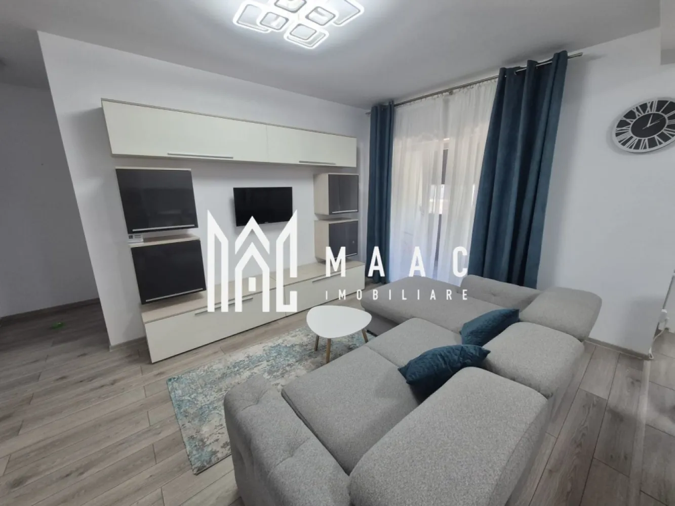 Apartament 3 Camere | Etaj 1 | zona Triajului - MAAC Imobiliare vă prezintă spre închiriere un apartament deosebit, modern și spațios, cu 3 camere, situat într-o construcție nouă din zona Triajului– Șelimbăr. Apartamentul este situat la etajul 1 / 3 si are de 2 balcoane. Living generos cu bucătărie open-space, 2 dormitoare confortabile, baie cu finisaje de calitate si debara. Loc de parcare inclus. Apartamentul se închiriază mobilat și utilat, exact ca în fotografii, fiind disponibil imediat. Este ideal pentru o familie, un cuplu sau persoane care își doresc un stil de viață echilibrat, într-o zonă aerisită, dar aproape de oraș. Se percepe garantie in cuantumul unei chirii lunare. Fiind bine situat, apartamentul oferă acces rapid către principalele puncte de interes: centre comerciale, farmacii și mijloace de transport în comun Pentru mai multe detalii precizati telefonic ca ati vazut anuntul cu ID: CP2802891 }}
