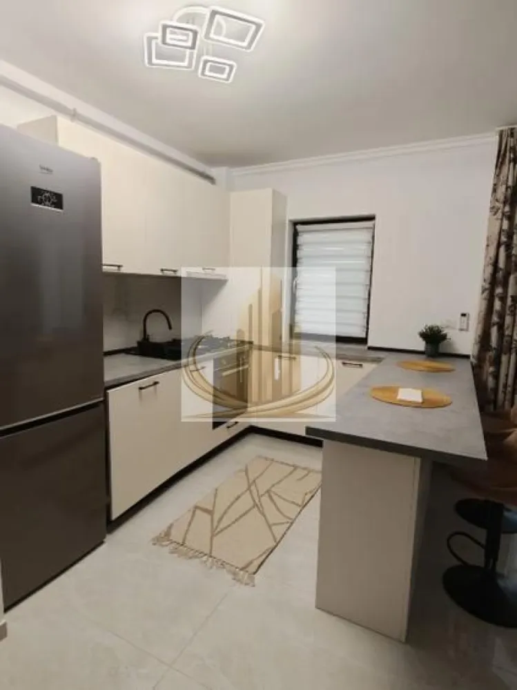 Grand Mobilis vă propune spre închiriere un ap modern cu 2 camere - Grand Mobilis Imobiliare va oferi spre închiriere un apartament modern cu 2 camere, situat in zona Braytim,intr un cadru liniștit SI placut, cu acces rapid spre oraș. Locuința are o suprafață de 48mp si este amplasata la etajul 1, fiind ideala pentru un cuplu sau o persoana care isi doreste confort SI funcționalitate. ✔️ Caracteristici principale: Living spațios si luminos Dormitor confortabil si bine compartimentat Baie moderna, complet utilata Compartimentare practica 2 locuri parcare incluse 🌿 Apartamentul oferta un ambient placut, fiind situat intre o zonă liniștită, perfecta pentru relaxare, departe de agitația urbana. 📍Acces facil care Timișoara si puncte de interes 📆 Disponibil imediat 💶Pret: 400 €/luna + 1 luna garanție 📞Pentru mai multe informații sau programarea unei vizionari, echipa Grand Mobilis Imobiliare vă sta la dispoziție! ID intern CP3031097 }}