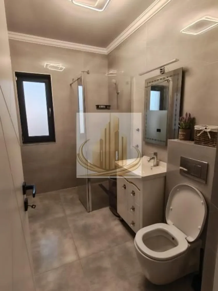 Grand Mobilis vă propune spre închiriere un ap modern cu 2 camere - Grand Mobilis Imobiliare va oferi spre închiriere un apartament modern cu 2 camere, situat in zona Braytim,intr un cadru liniștit SI placut, cu acces rapid spre oraș. Locuința are o suprafață de 48mp si este amplasata la etajul 1, fiind ideala pentru un cuplu sau o persoana care isi doreste confort SI funcționalitate. ✔️ Caracteristici principale: Living spațios si luminos Dormitor confortabil si bine compartimentat Baie moderna, complet utilata Compartimentare practica 2 locuri parcare incluse 🌿 Apartamentul oferta un ambient placut, fiind situat intre o zonă liniștită, perfecta pentru relaxare, departe de agitația urbana. 📍Acces facil care Timișoara si puncte de interes 📆 Disponibil imediat 💶Pret: 400 €/luna + 1 luna garanție 📞Pentru mai multe informații sau programarea unei vizionari, echipa Grand Mobilis Imobiliare vă sta la dispoziție! ID intern CP3031097 }}